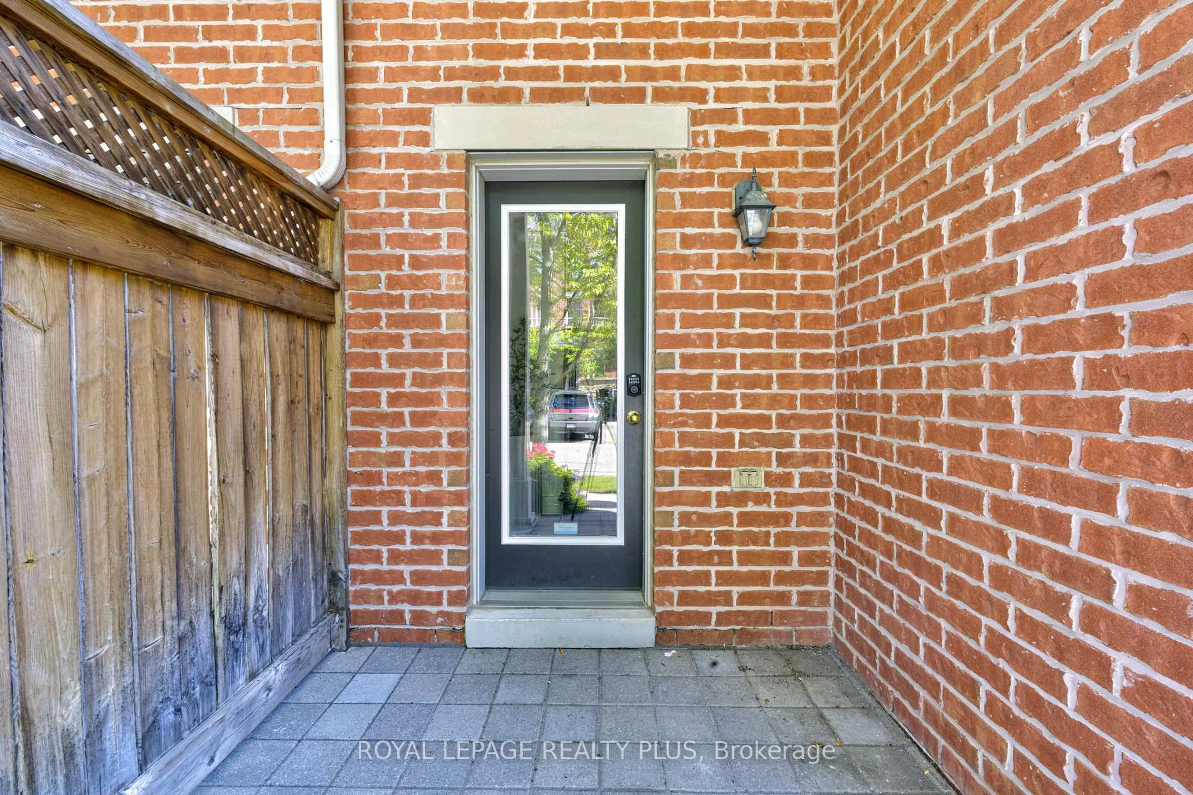 Indoor entryway for 5750 Tosca Dr #1, Mississauga Ontario L5M 0P7