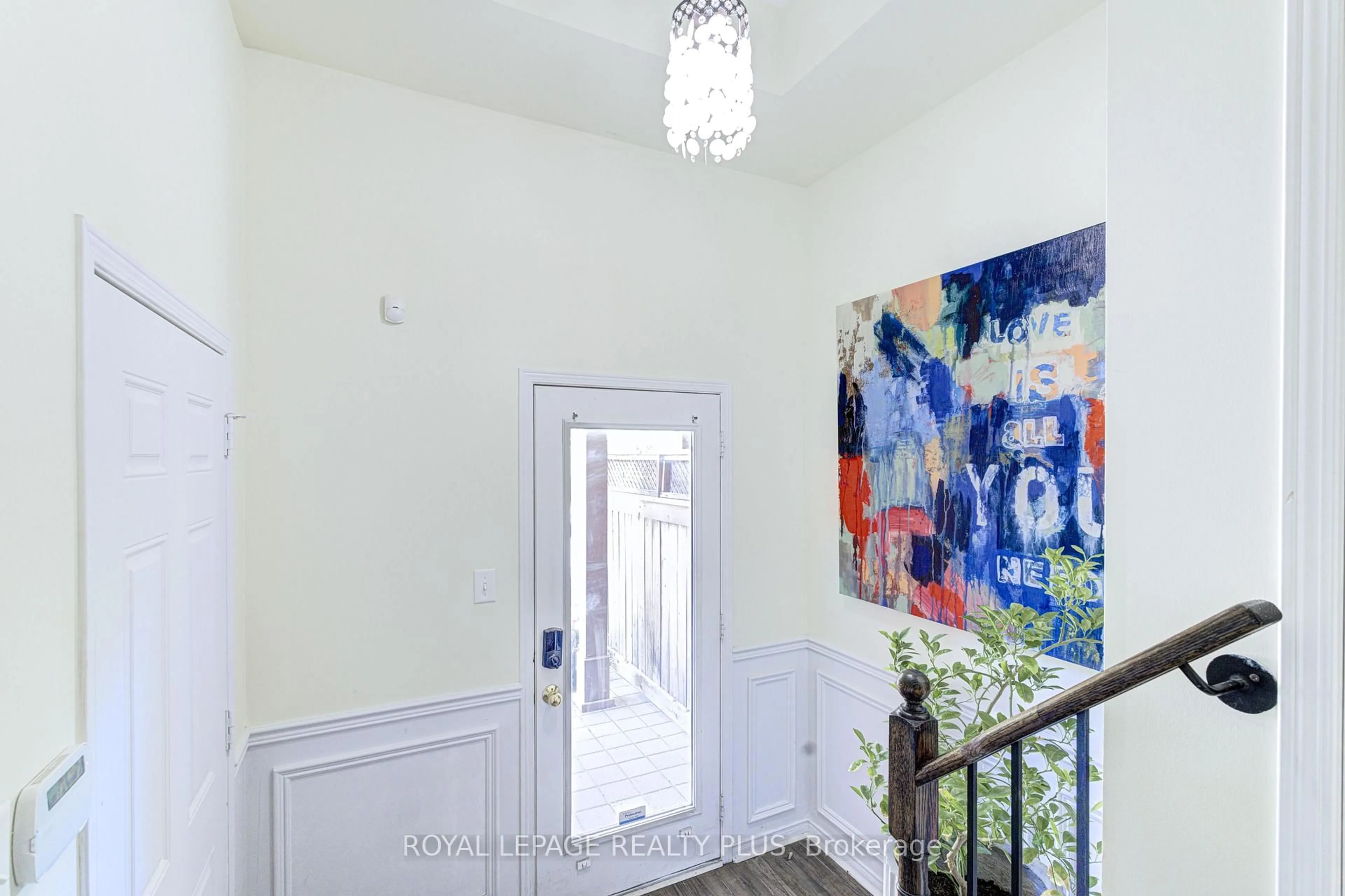 Indoor entryway for 5750 Tosca Dr #1, Mississauga Ontario L5M 0P7