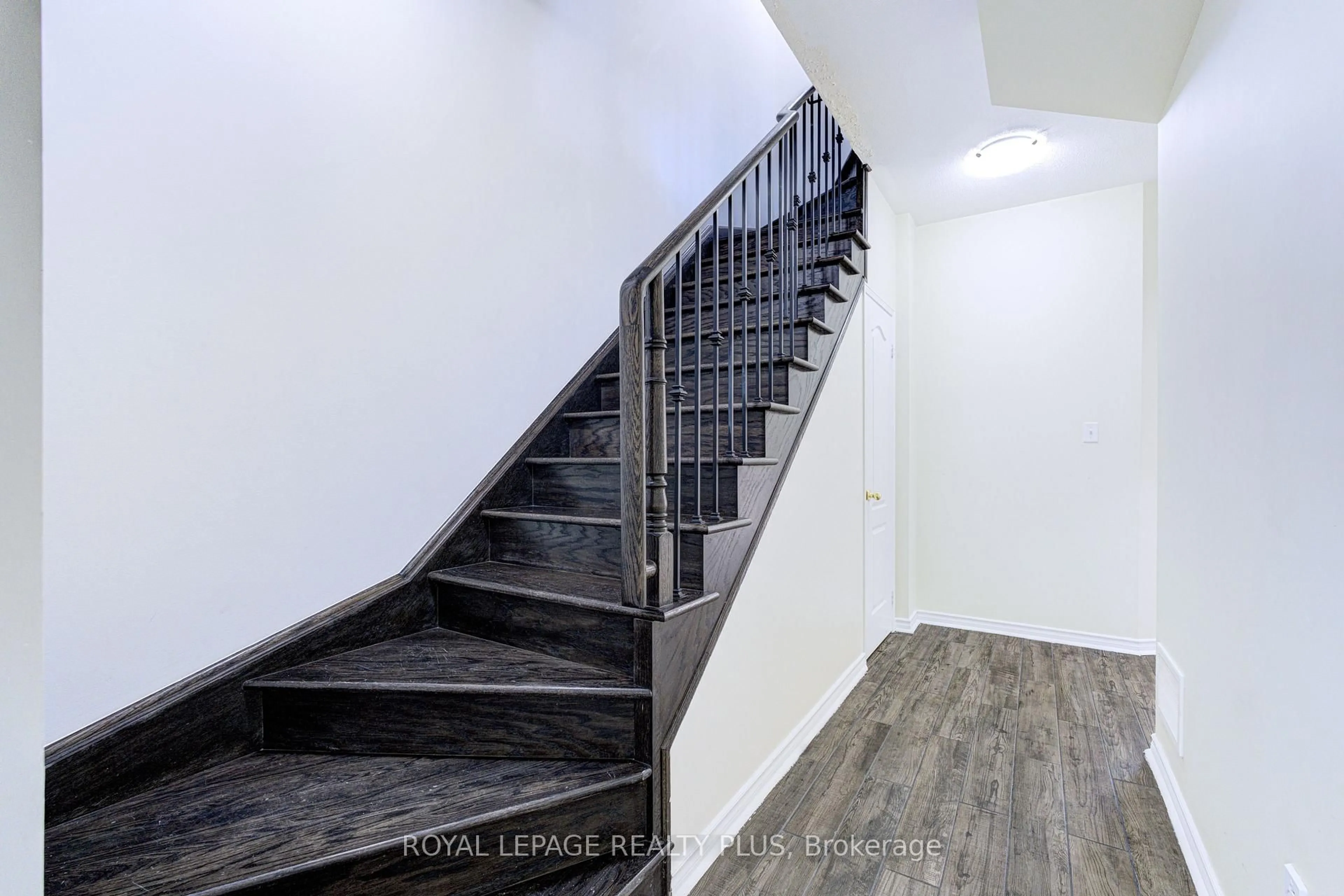 Stairs for 5750 Tosca Dr #1, Mississauga Ontario L5M 0P7