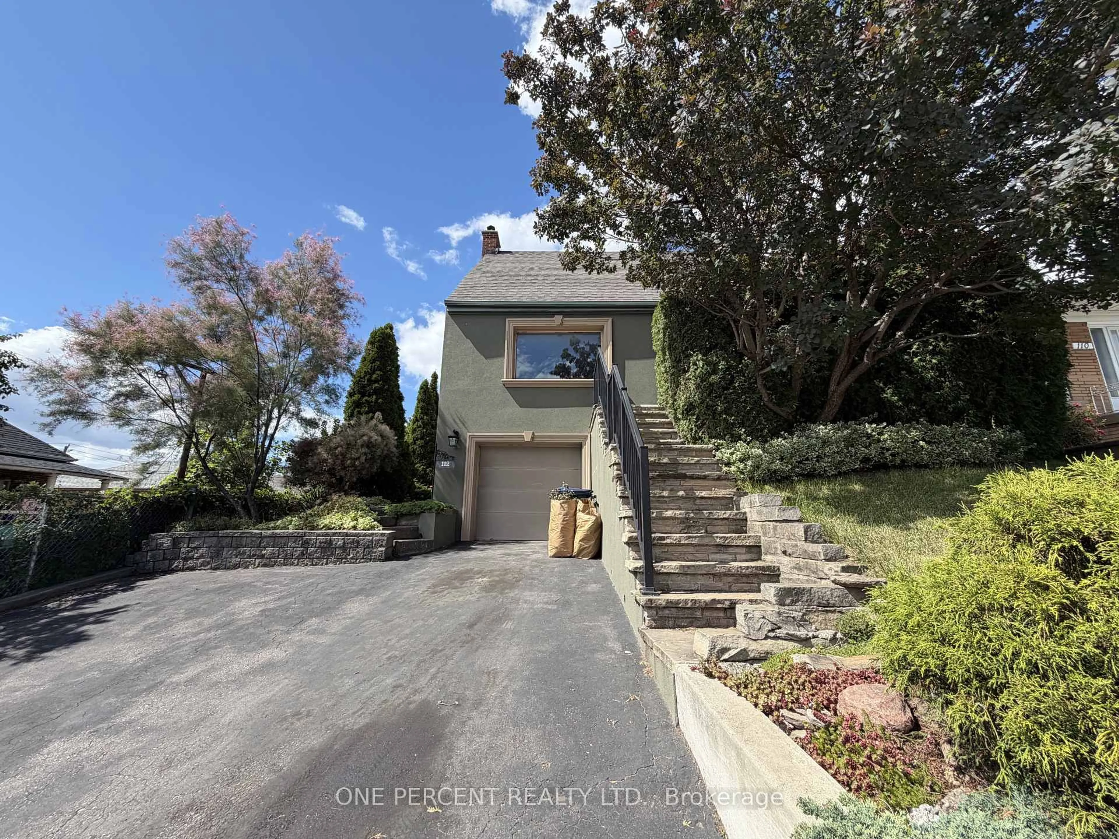 A pic from outside/outdoor area/front of a property/back of a property/a pic from drone, street for 112 Yore Rd, Toronto Ontario M6M 1X1