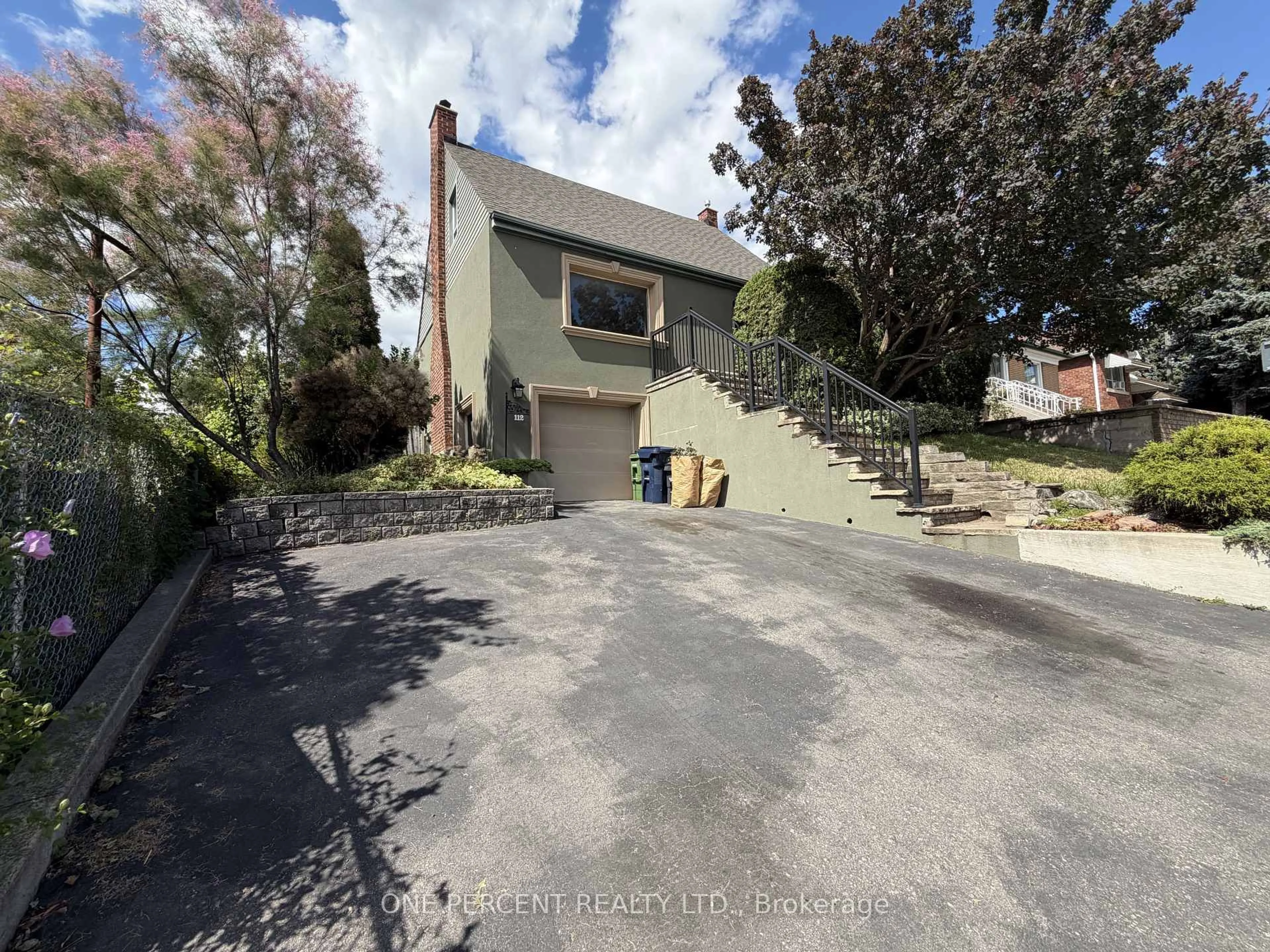 A pic from outside/outdoor area/front of a property/back of a property/a pic from drone, street for 112 Yore Rd, Toronto Ontario M6M 1X1