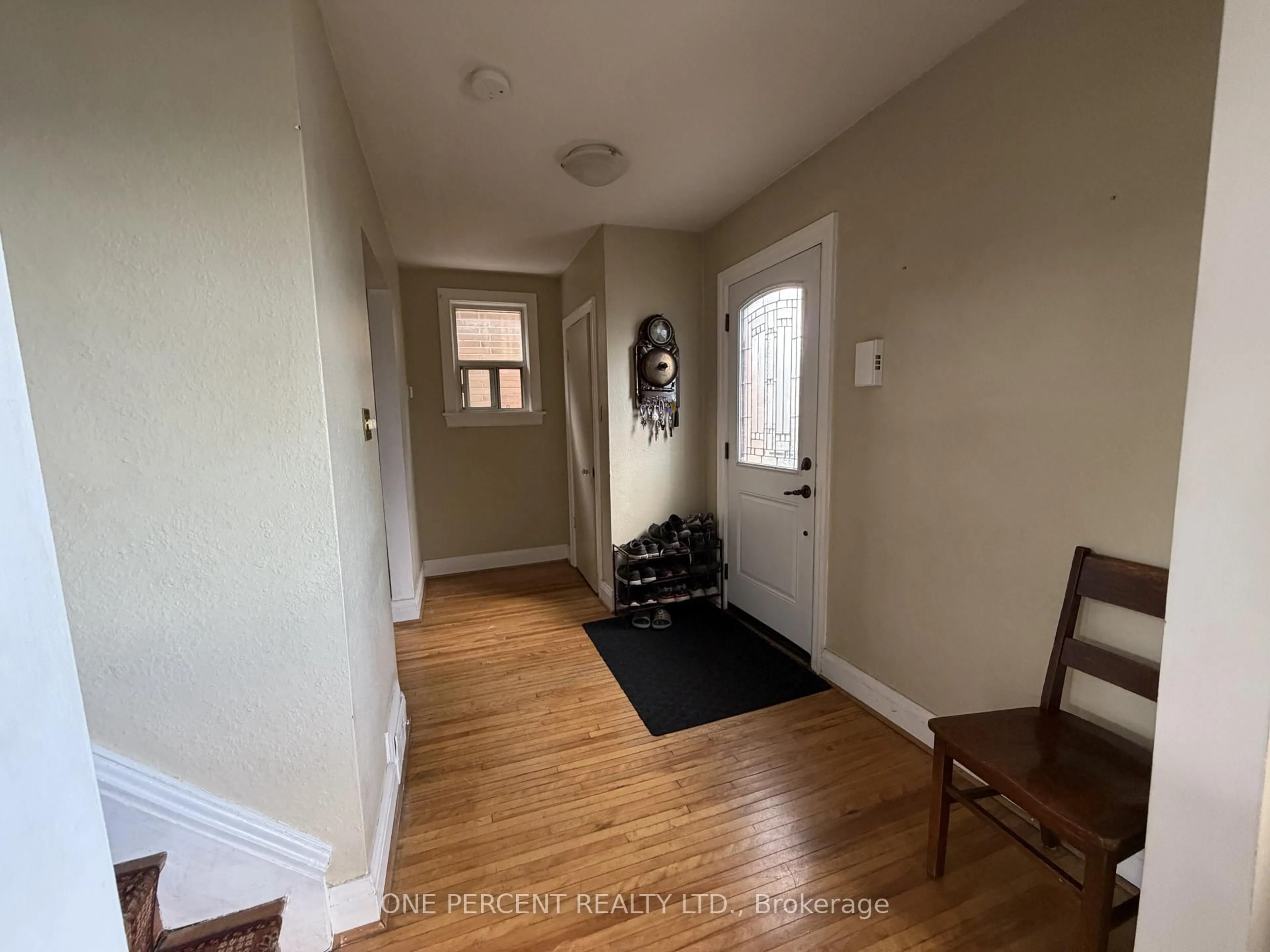 Indoor entryway for 112 Yore Rd, Toronto Ontario M6M 1X1