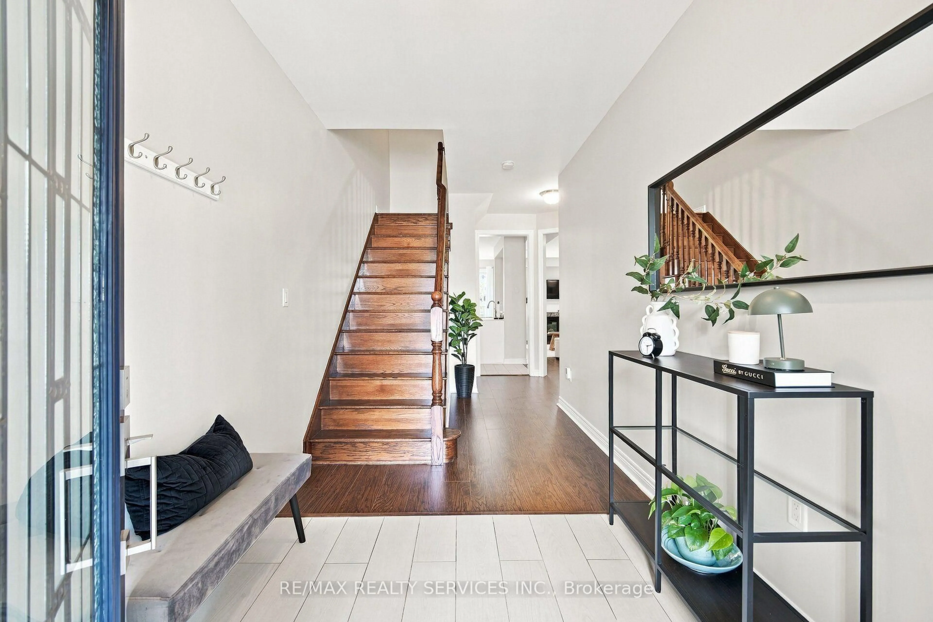 Indoor entryway for 20 Cedarcrest St, Caledon Ontario L7C 3P9