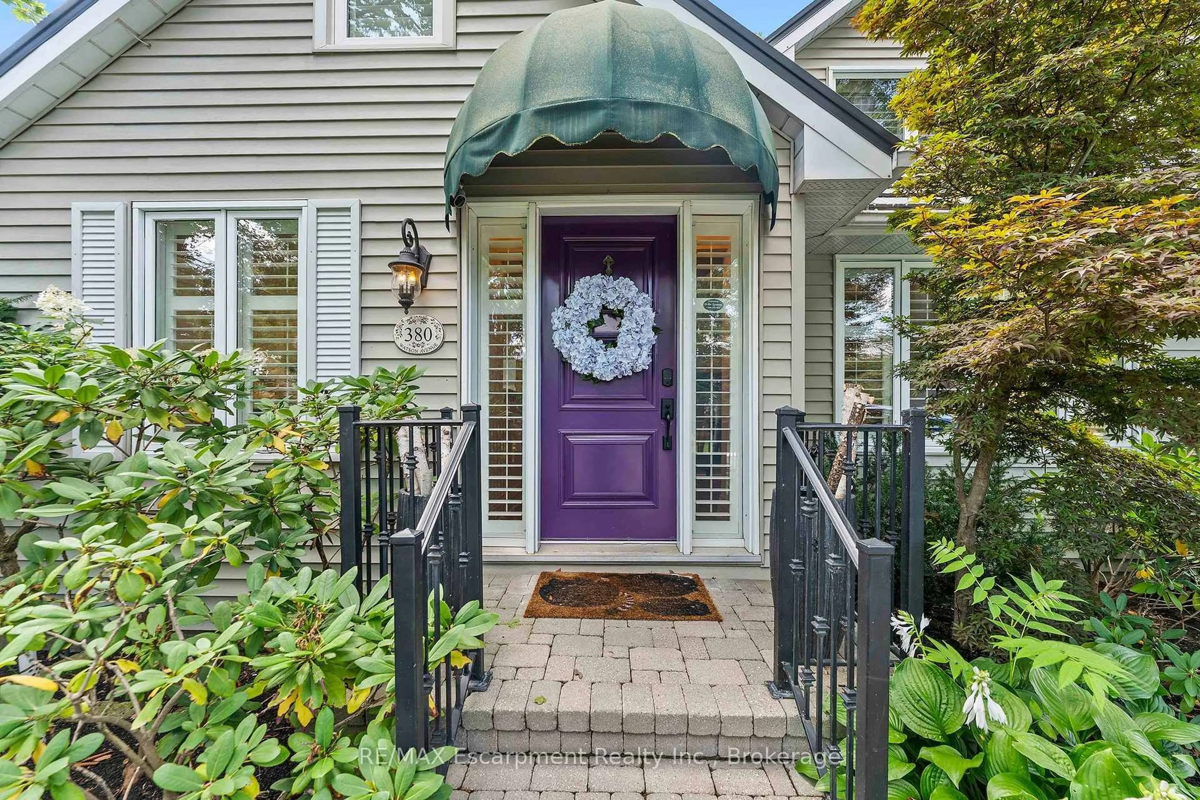 Indoor entryway for 380 Watson Ave, Oakville Ontario L6J 3V8