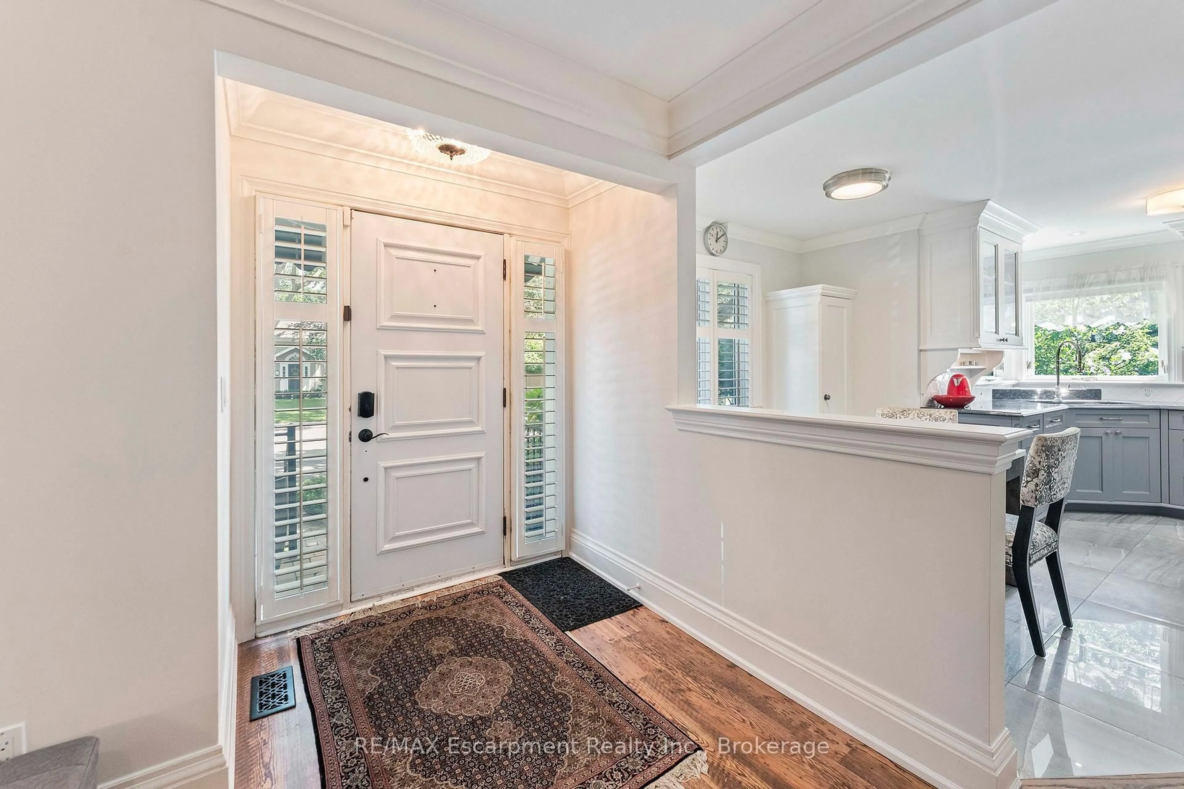 Indoor entryway for 380 Watson Ave, Oakville Ontario L6J 3V8
