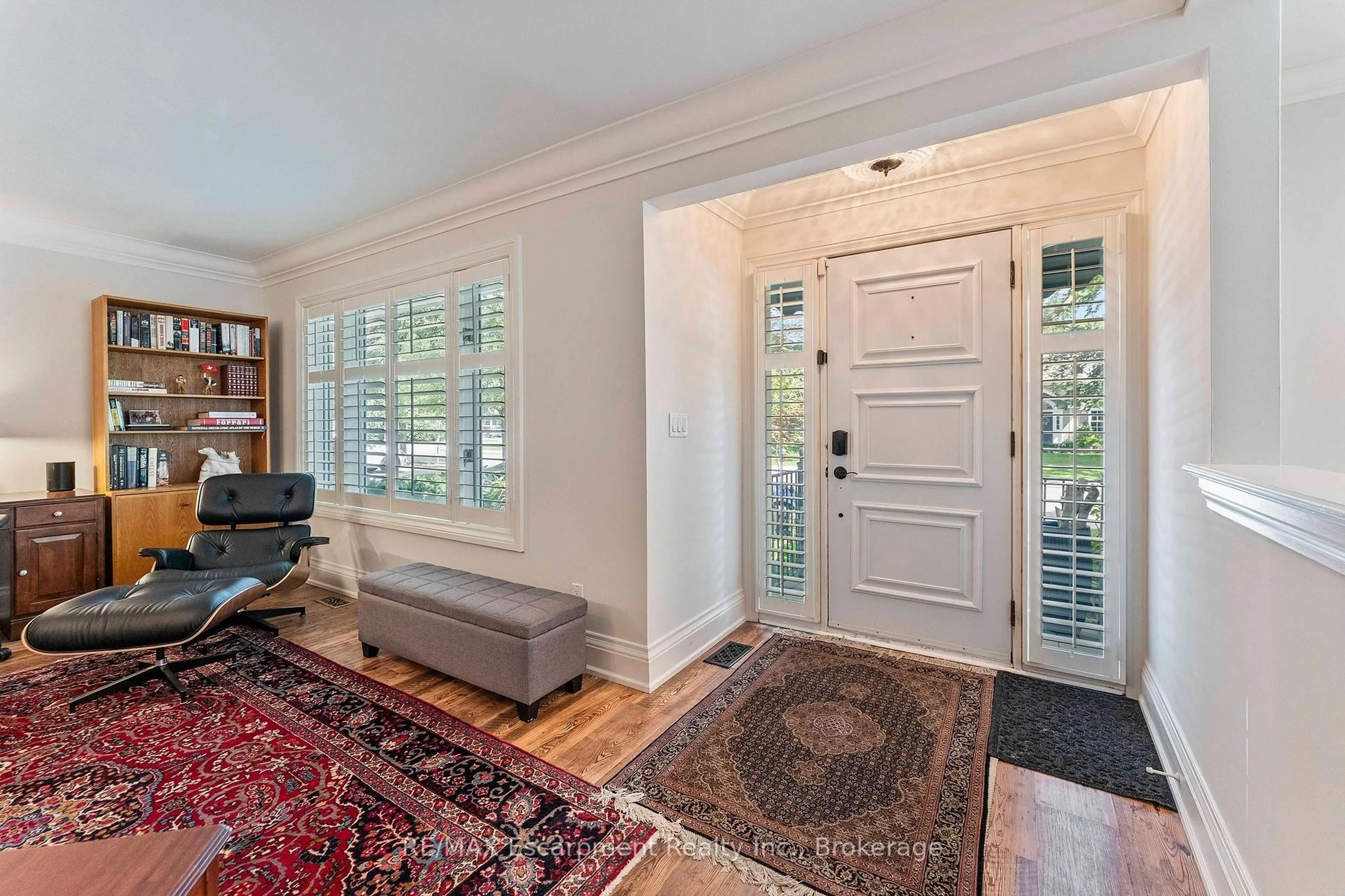 Indoor entryway for 380 Watson Ave, Oakville Ontario L6J 3V8