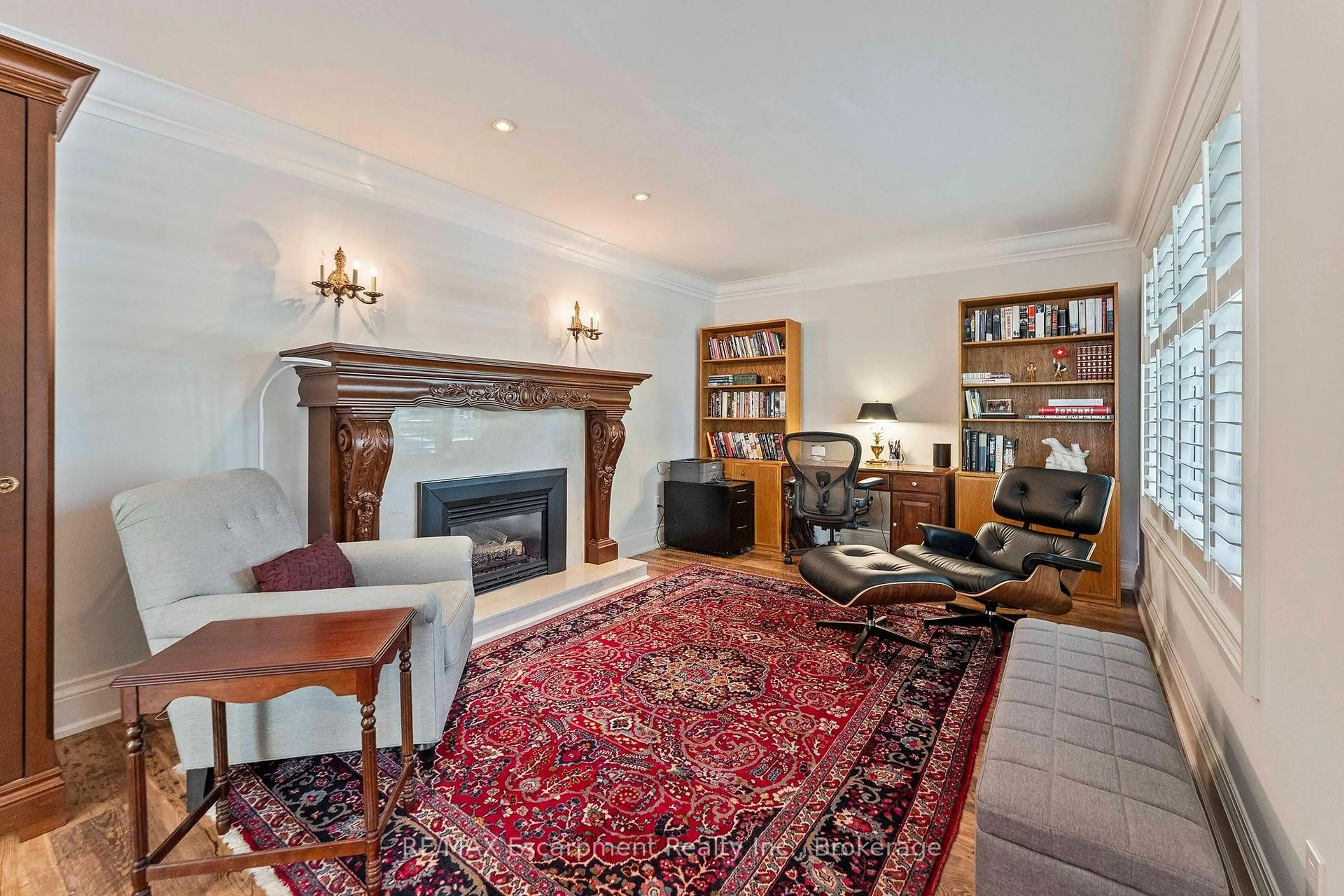 Living room with furniture, unknown for 380 Watson Ave, Oakville Ontario L6J 3V8