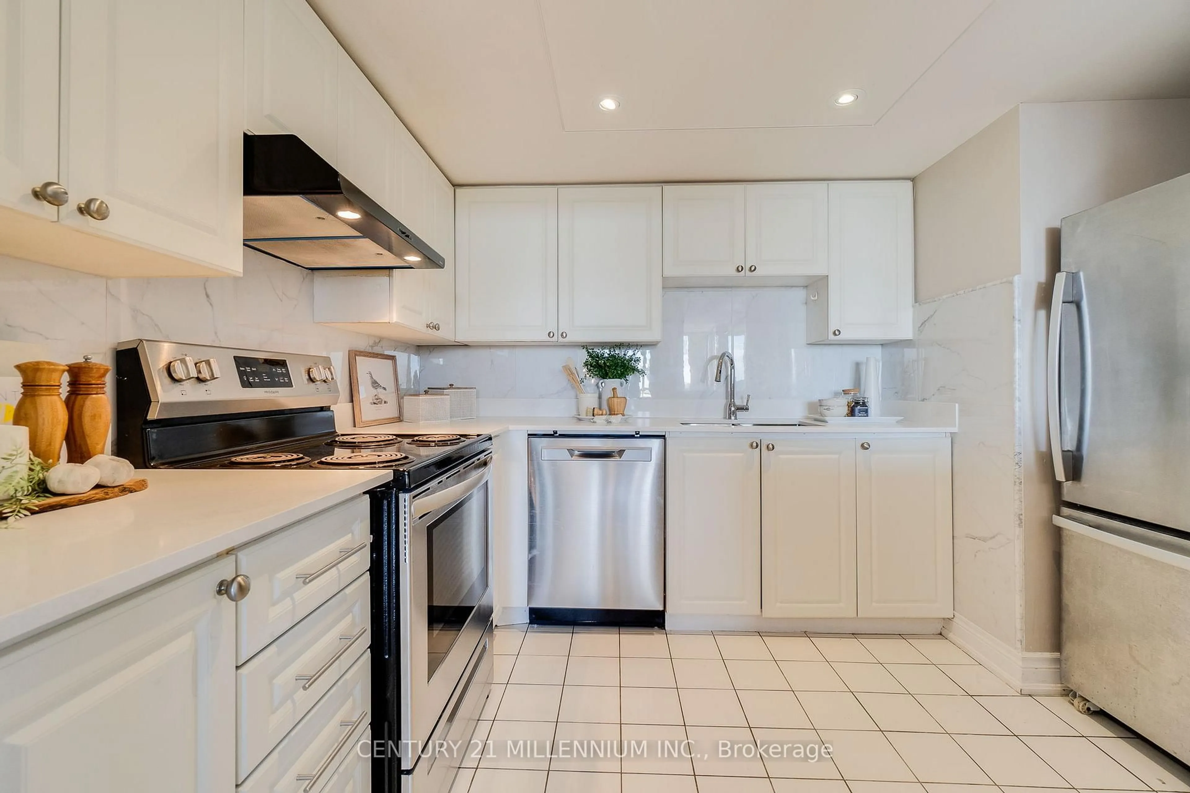 Standard kitchen, ceramic/tile floor for 4450 Tucana Crt #902, Mississauga Ontario L5R 3R4