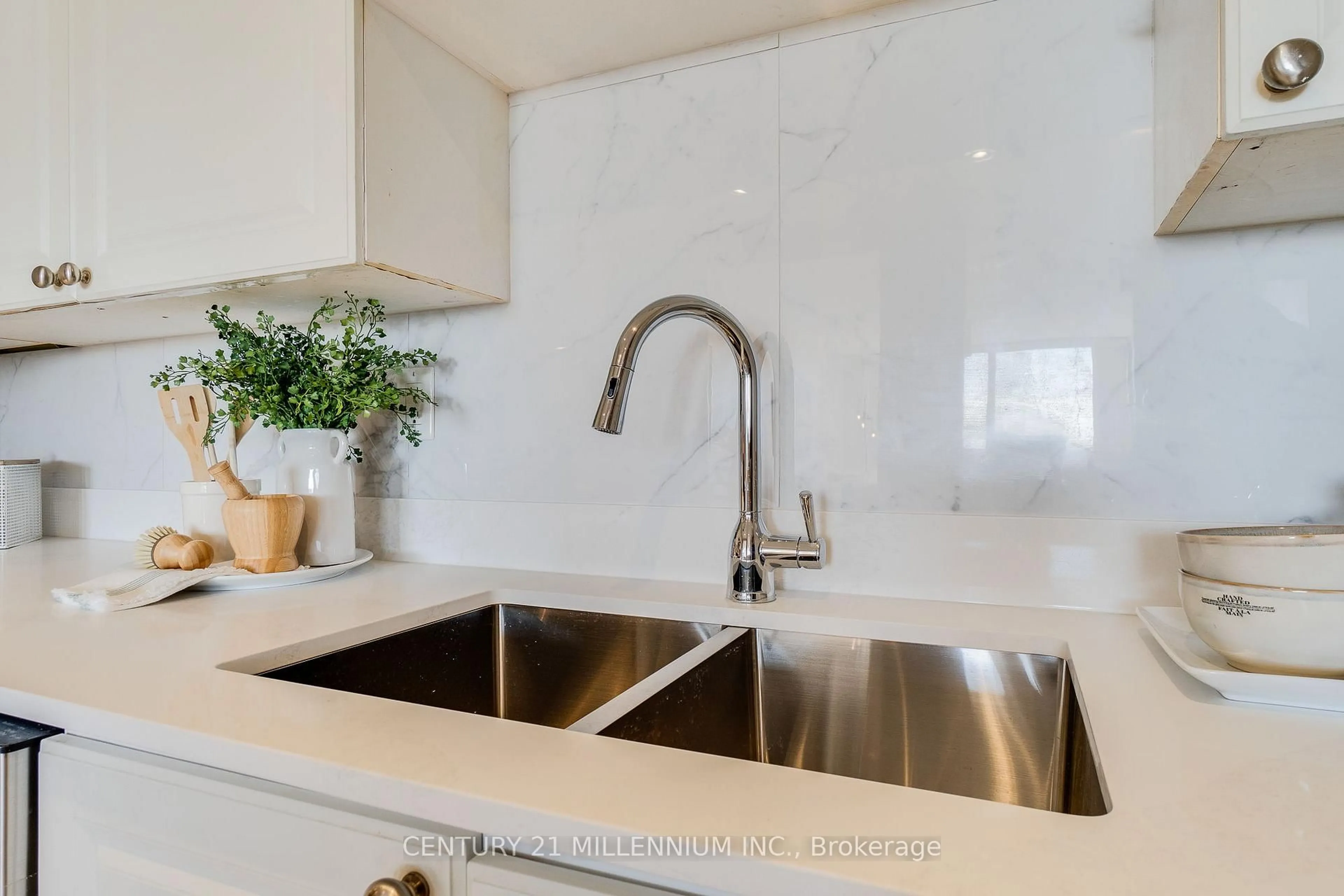 Contemporary kitchen, ceramic/tile floor for 4450 Tucana Crt #902, Mississauga Ontario L5R 3R4