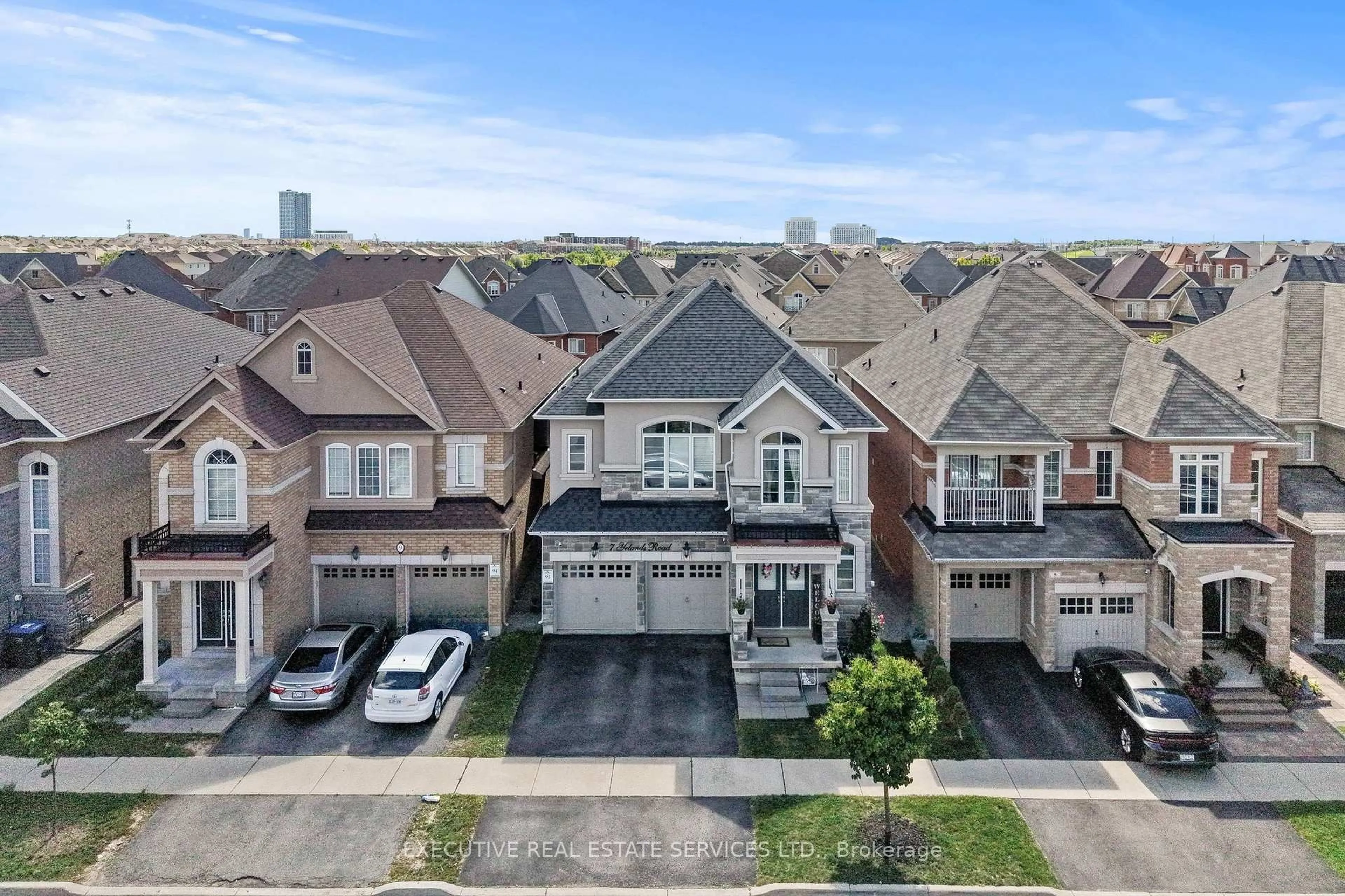 A pic from outside/outdoor area/front of a property/back of a property/a pic from drone, street for 7 Yelands Rd, Brampton Ontario L7A 3Z8