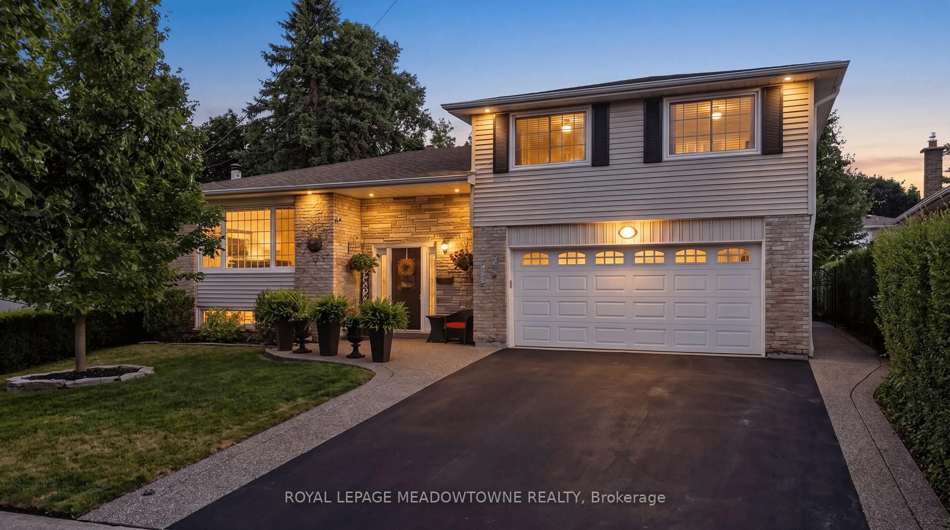 Home with vinyl exterior material, street for 30 Metcalfe Crt, Halton Hills Ontario L7G 4N9