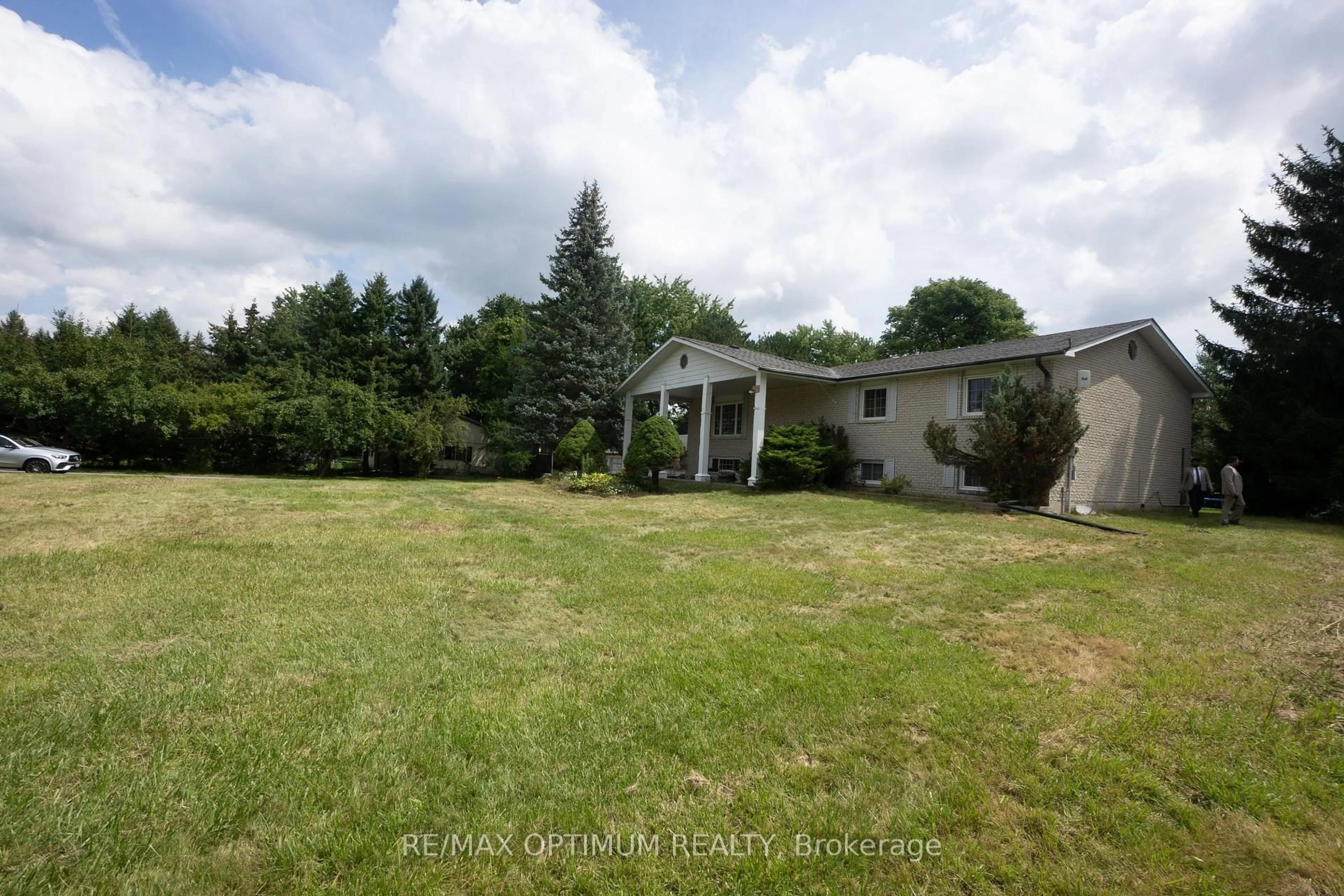A pic from outside/outdoor area/front of a property/back of a property/a pic from drone, unknown for 11900 5 Side Rd, Halton Hills Ontario L7G 4S6