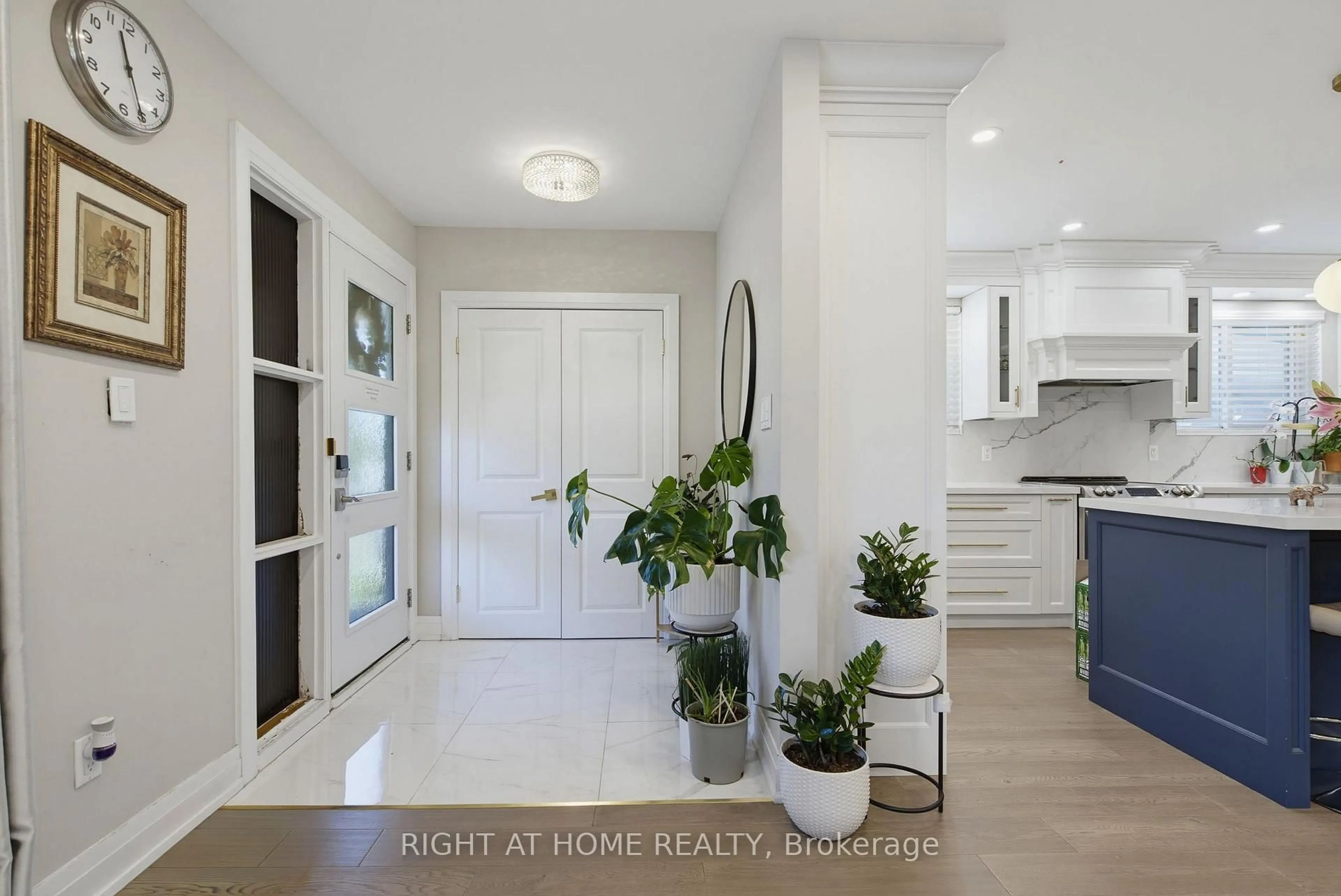 Indoor entryway for 363 Sentinel Rd, Toronto Ontario M3J 1V1