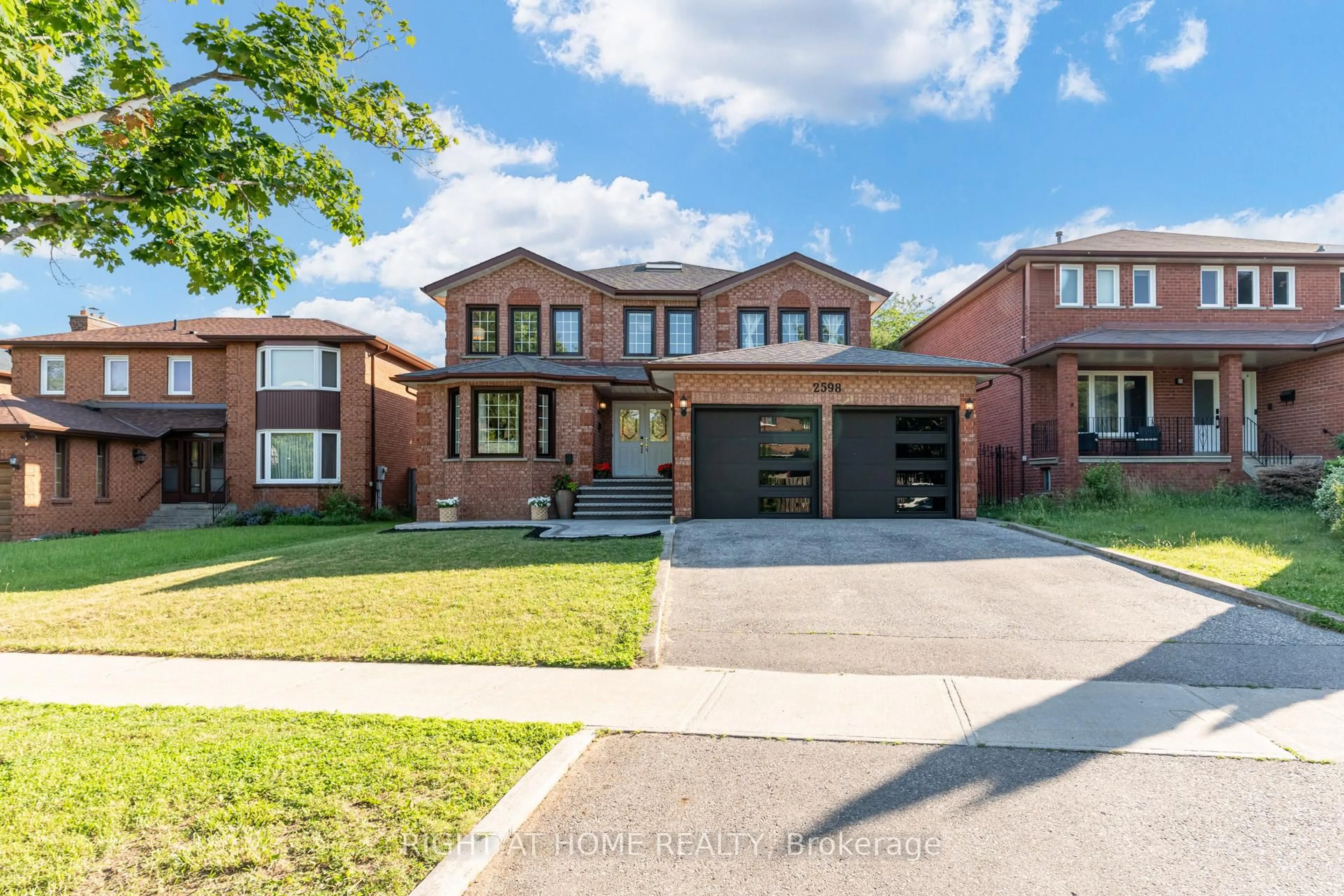 Home with brick exterior material, street for 2598 Mason Hts, Mississauga Ontario L5B 2S2