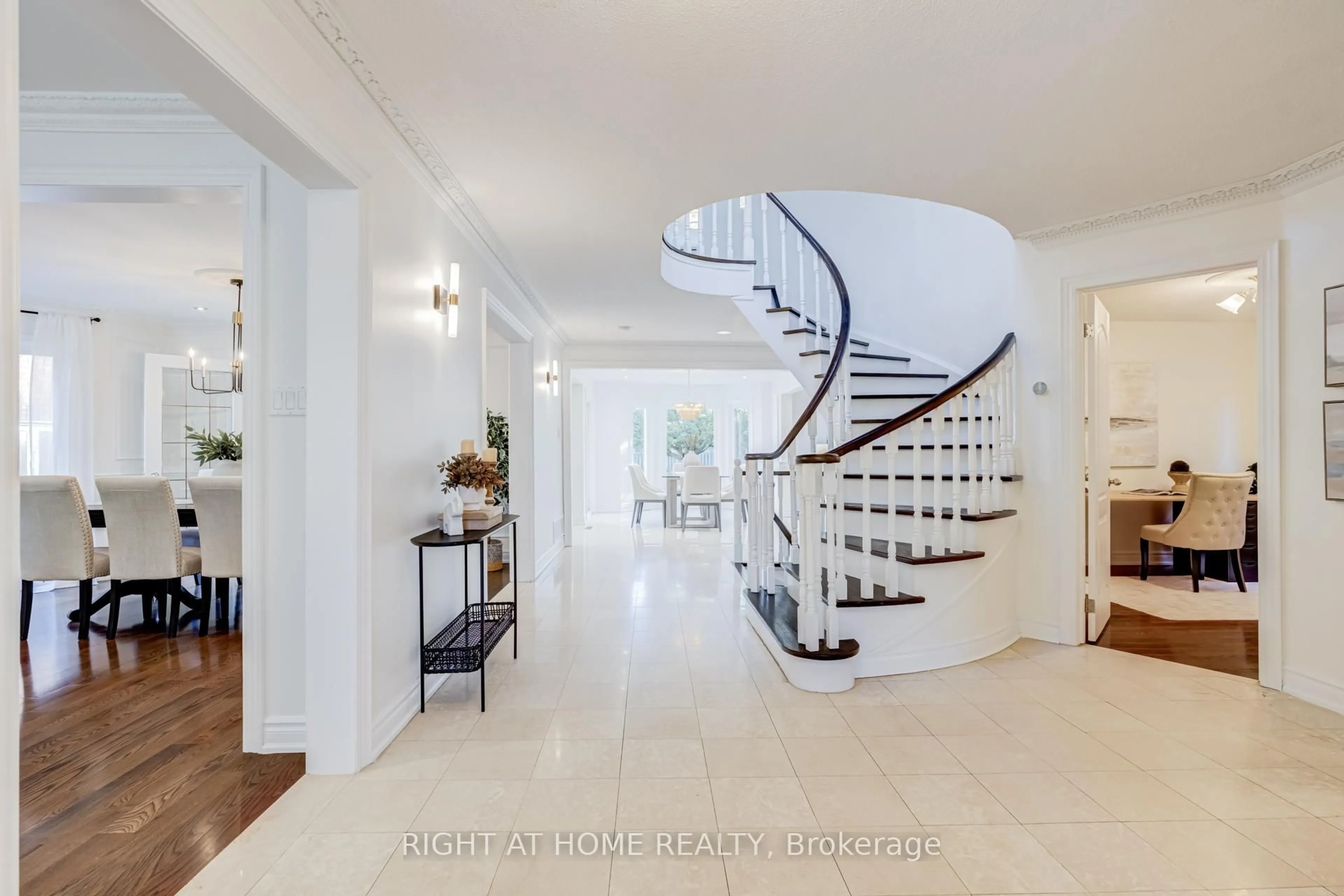 Indoor foyer for 2598 Mason Hts, Mississauga Ontario L5B 2S2