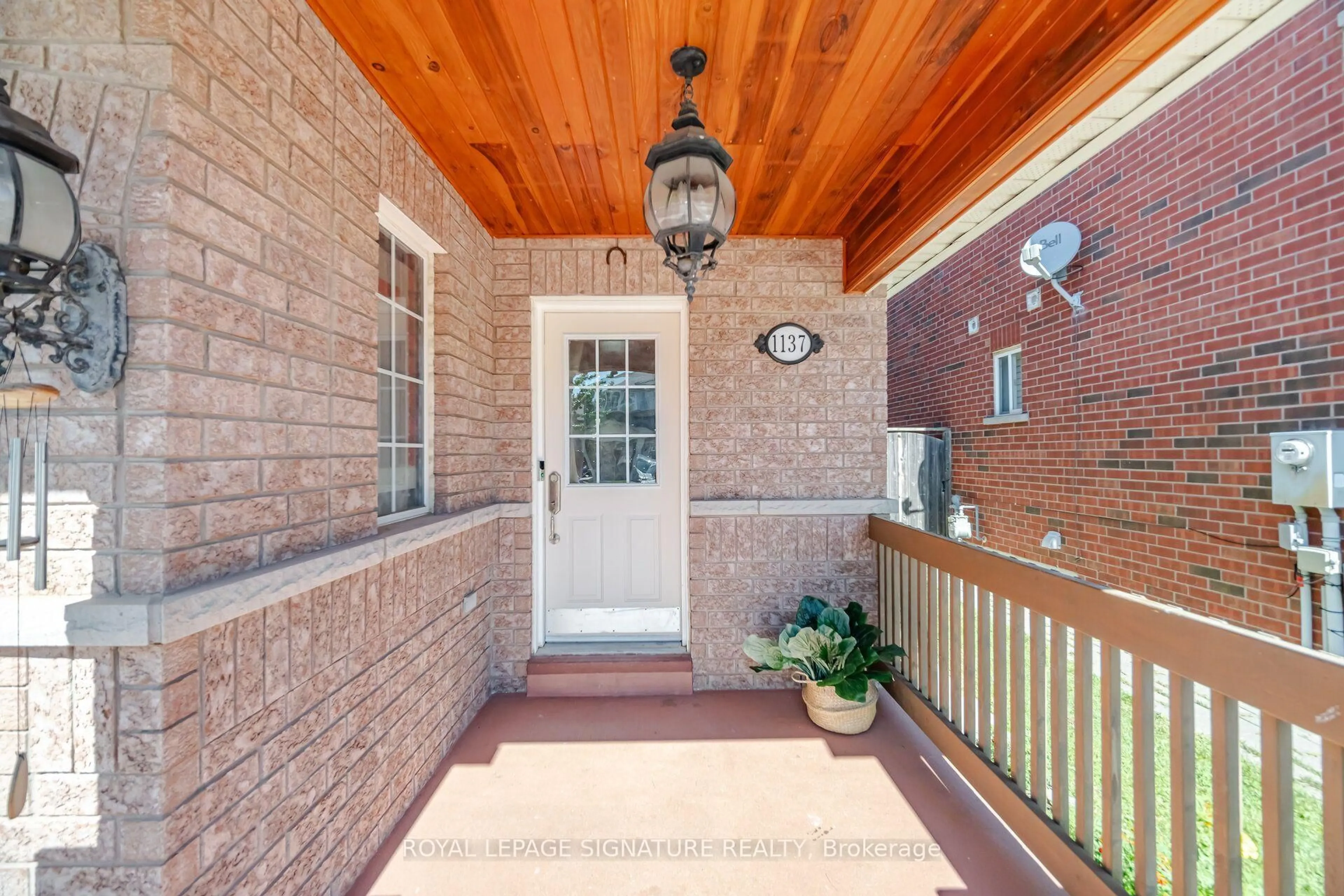 Indoor entryway for 1137 Houston Dr, Milton Ontario L9T 6G5