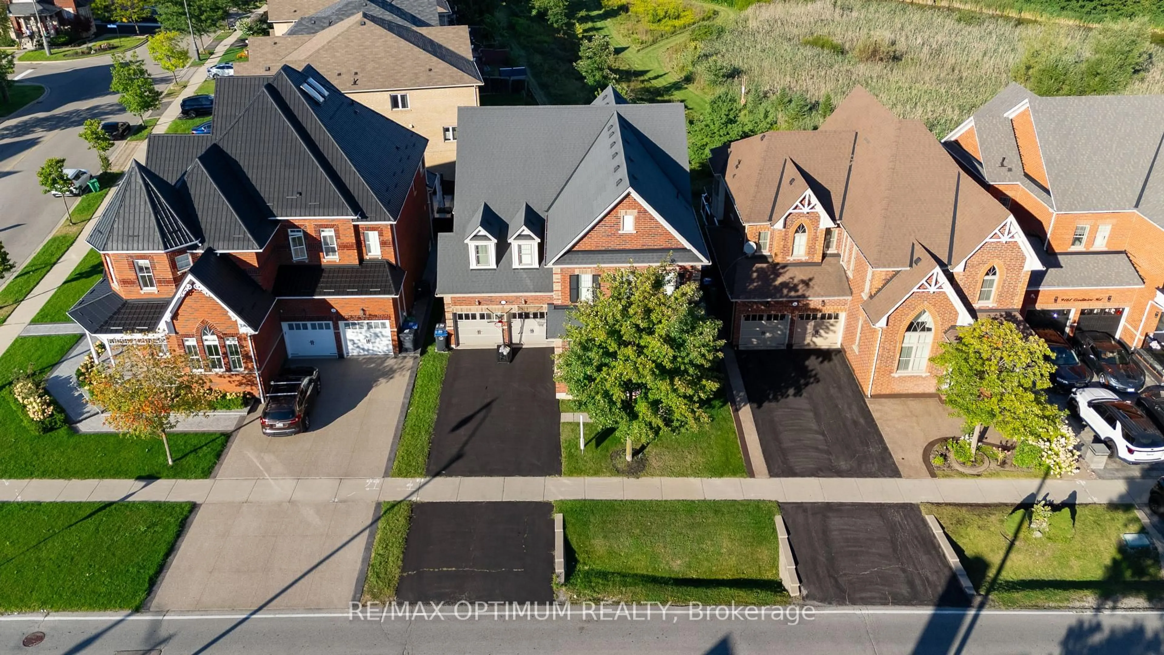 A pic from outside/outdoor area/front of a property/back of a property/a pic from drone, street for 9165 Creditview Rd, Brampton Ontario L6X 0Z5