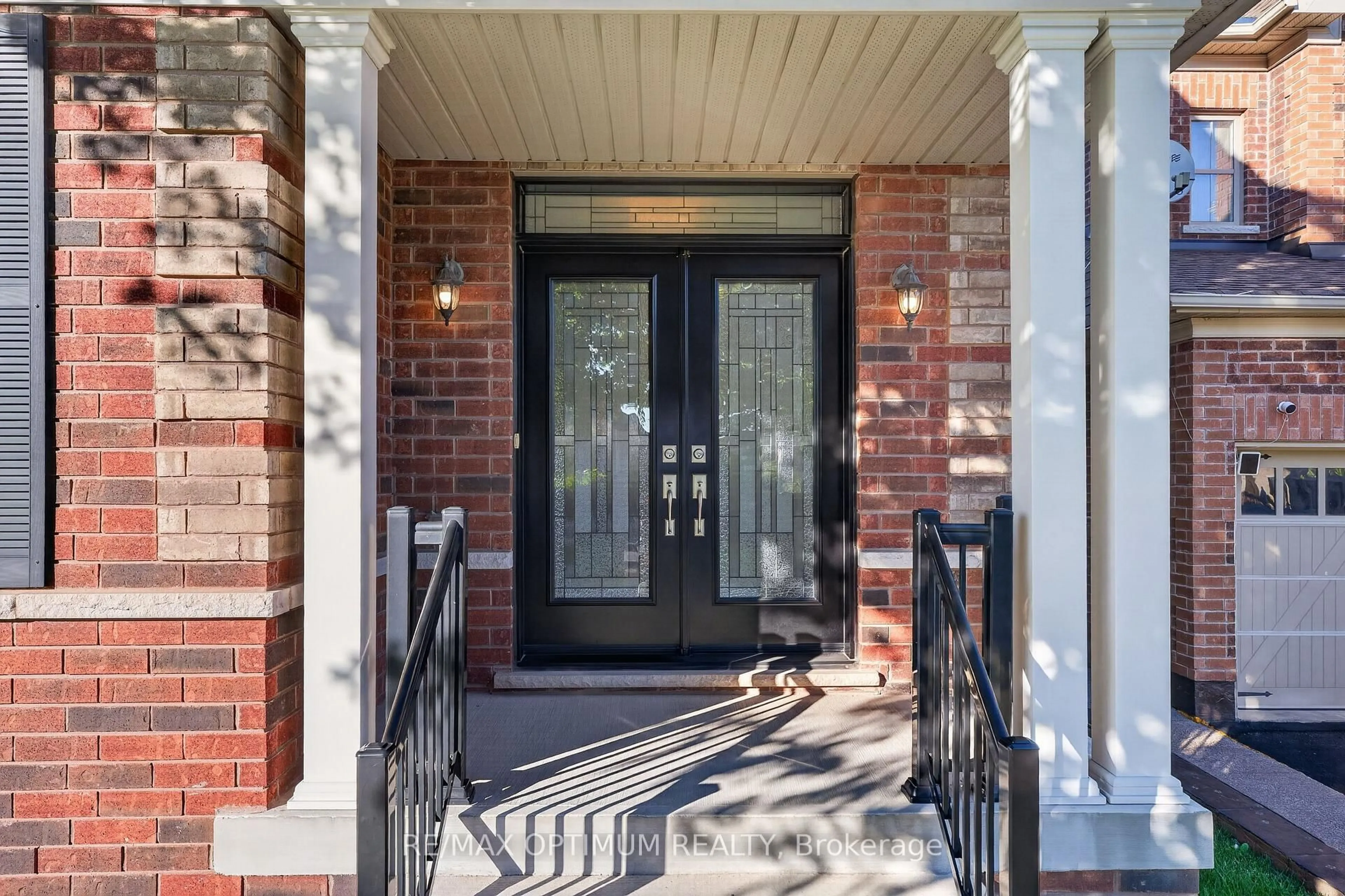 Indoor entryway for 9165 Creditview Rd, Brampton Ontario L6X 0Z5