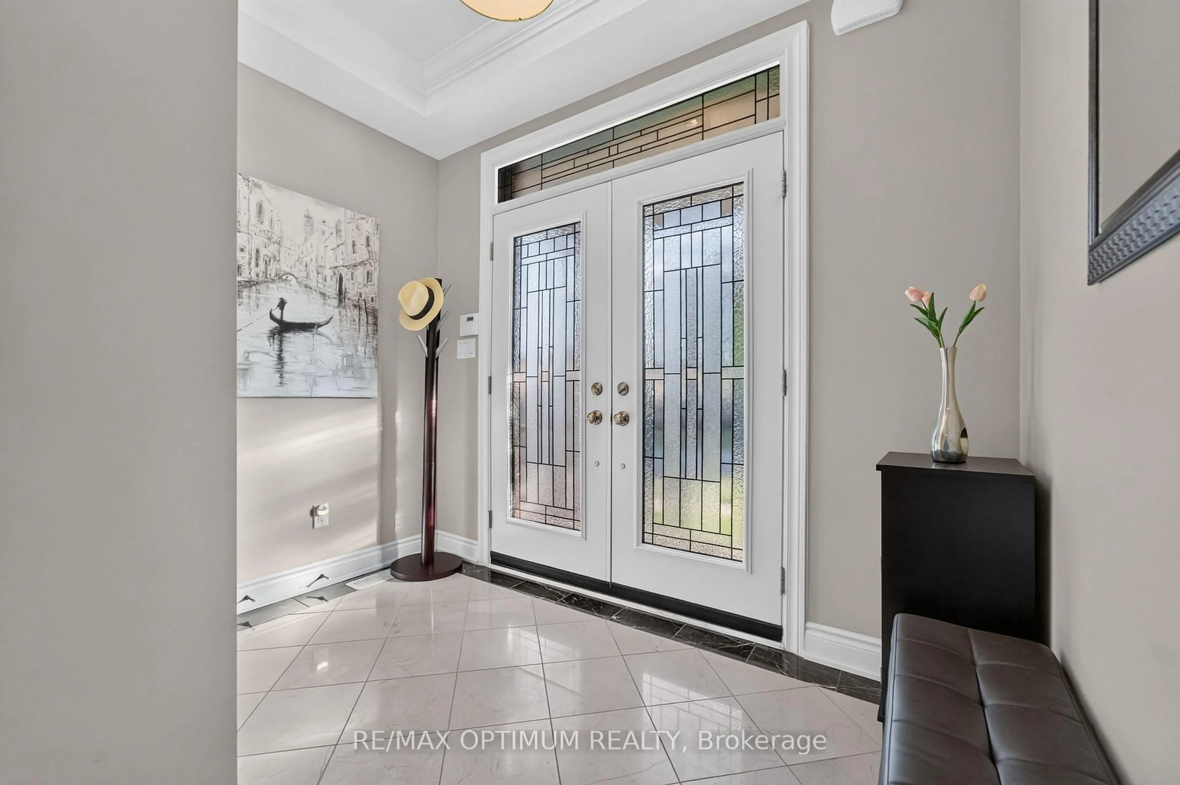 Indoor entryway for 9165 Creditview Rd, Brampton Ontario L6X 0Z5