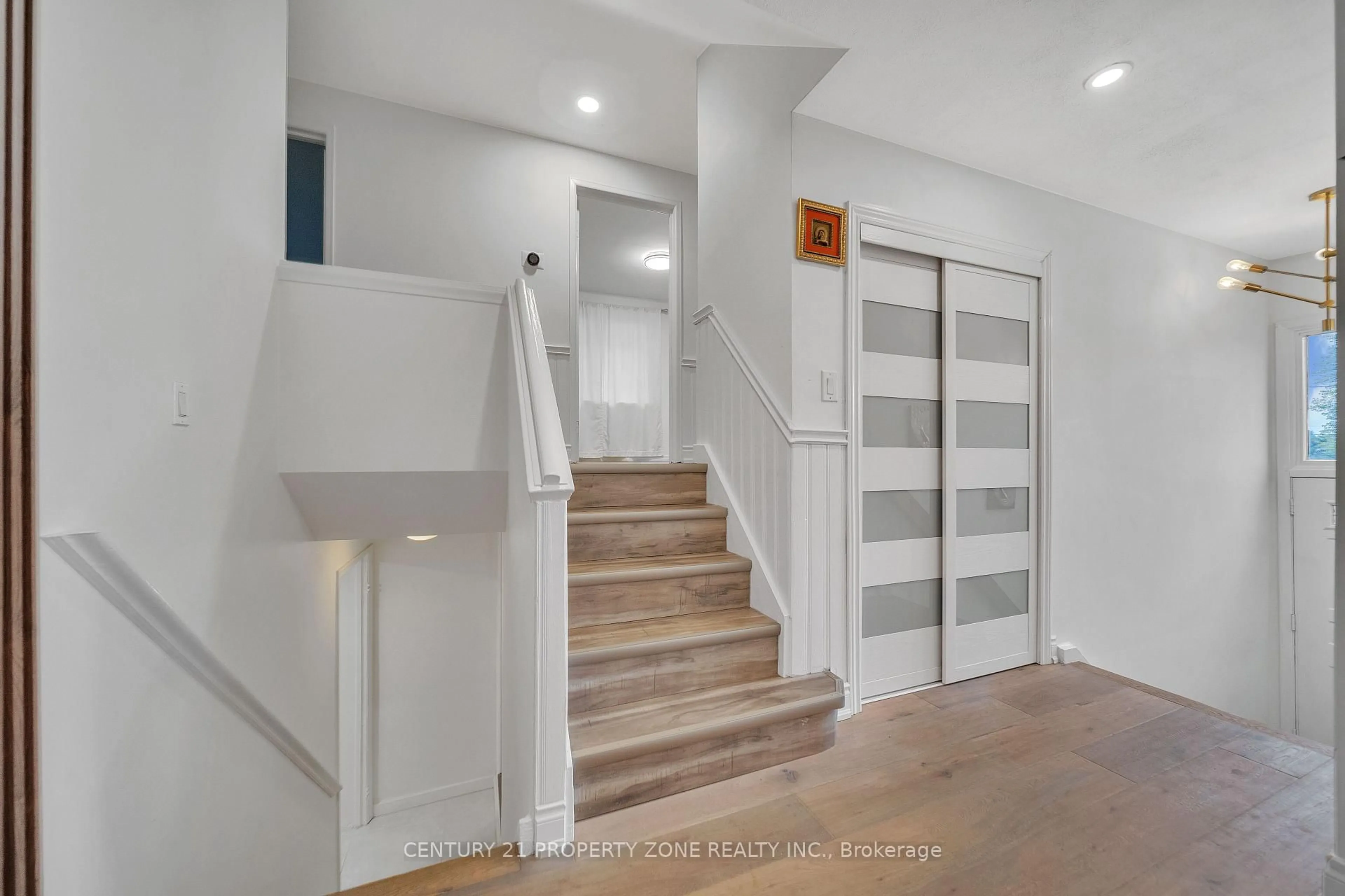 Indoor entryway for 122 Vista Blvd, Mississauga Ontario L5M 1V9