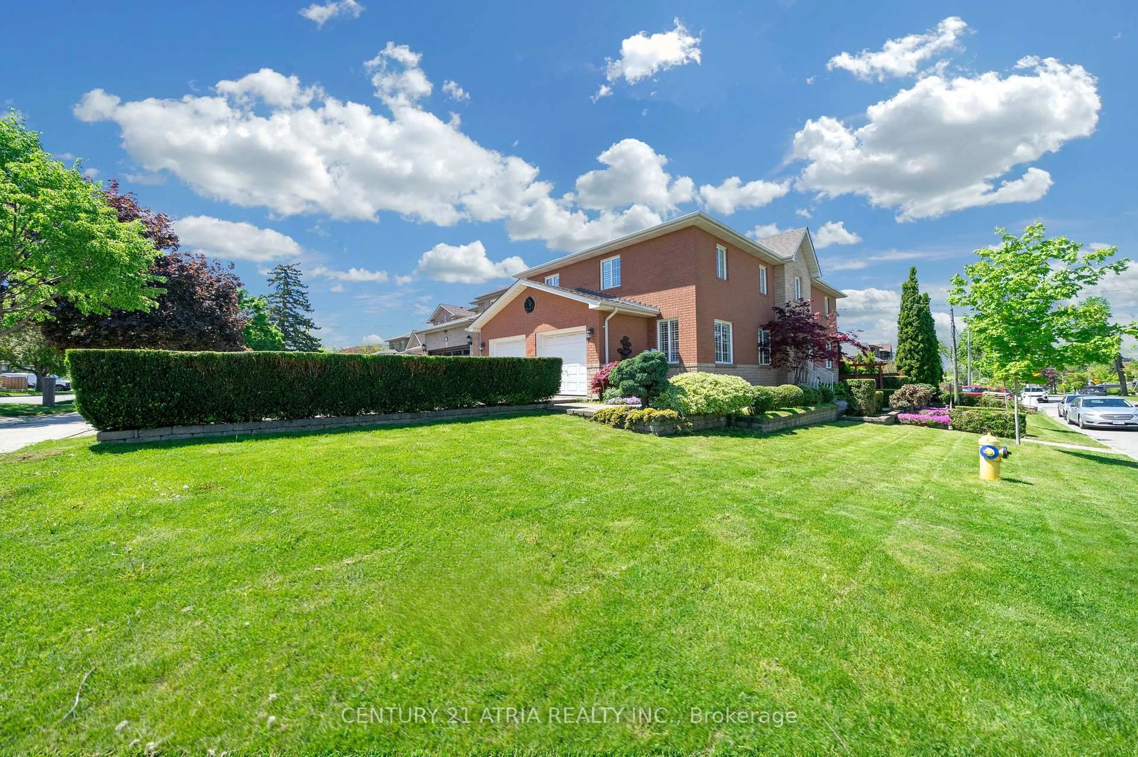 A pic from outside/outdoor area/front of a property/back of a property/a pic from drone, unknown for 543 Queens Dr, Toronto Ontario M6L 1M9