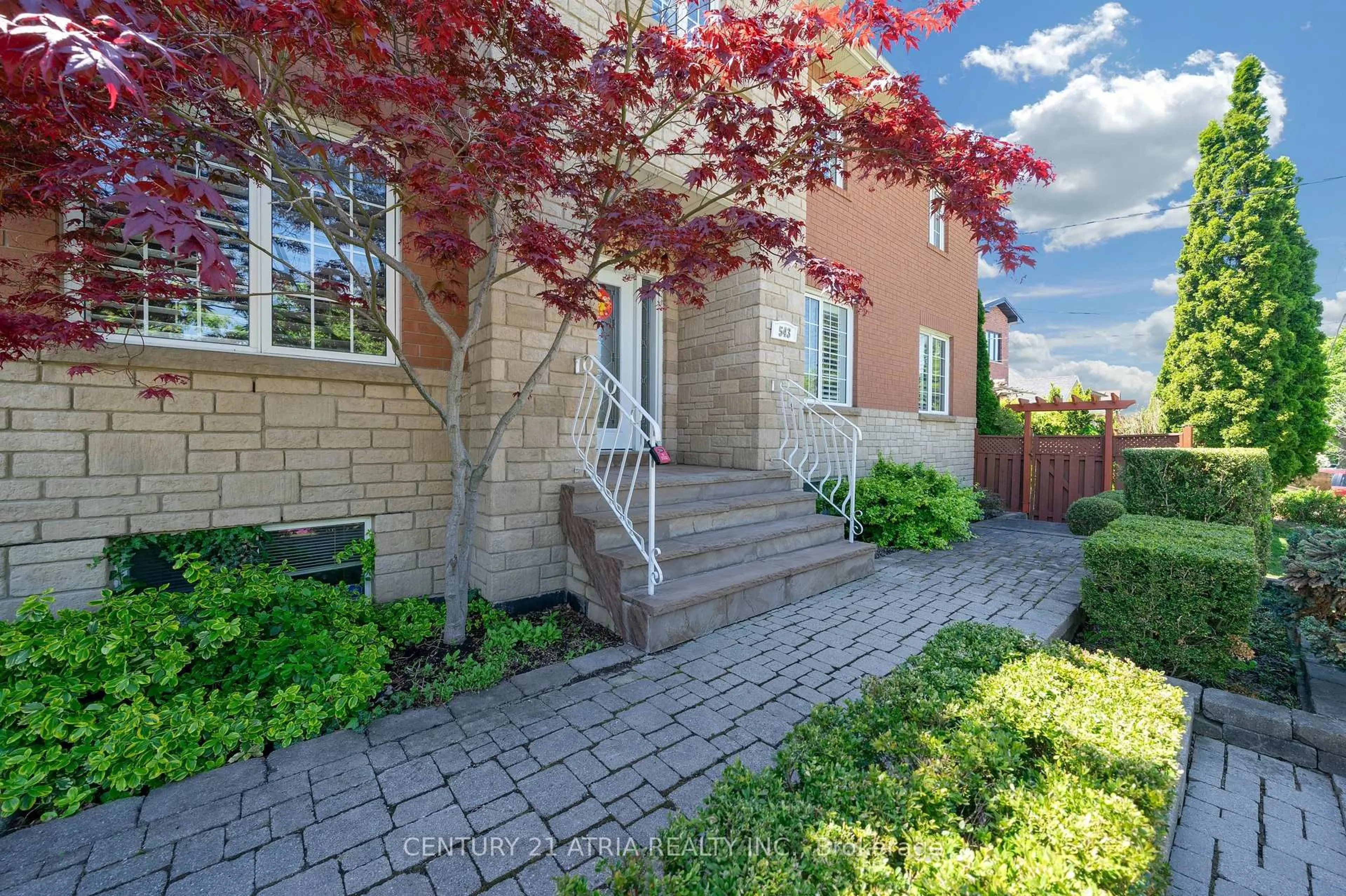Patio, street for 543 Queens Dr, Toronto Ontario M6L 1M9