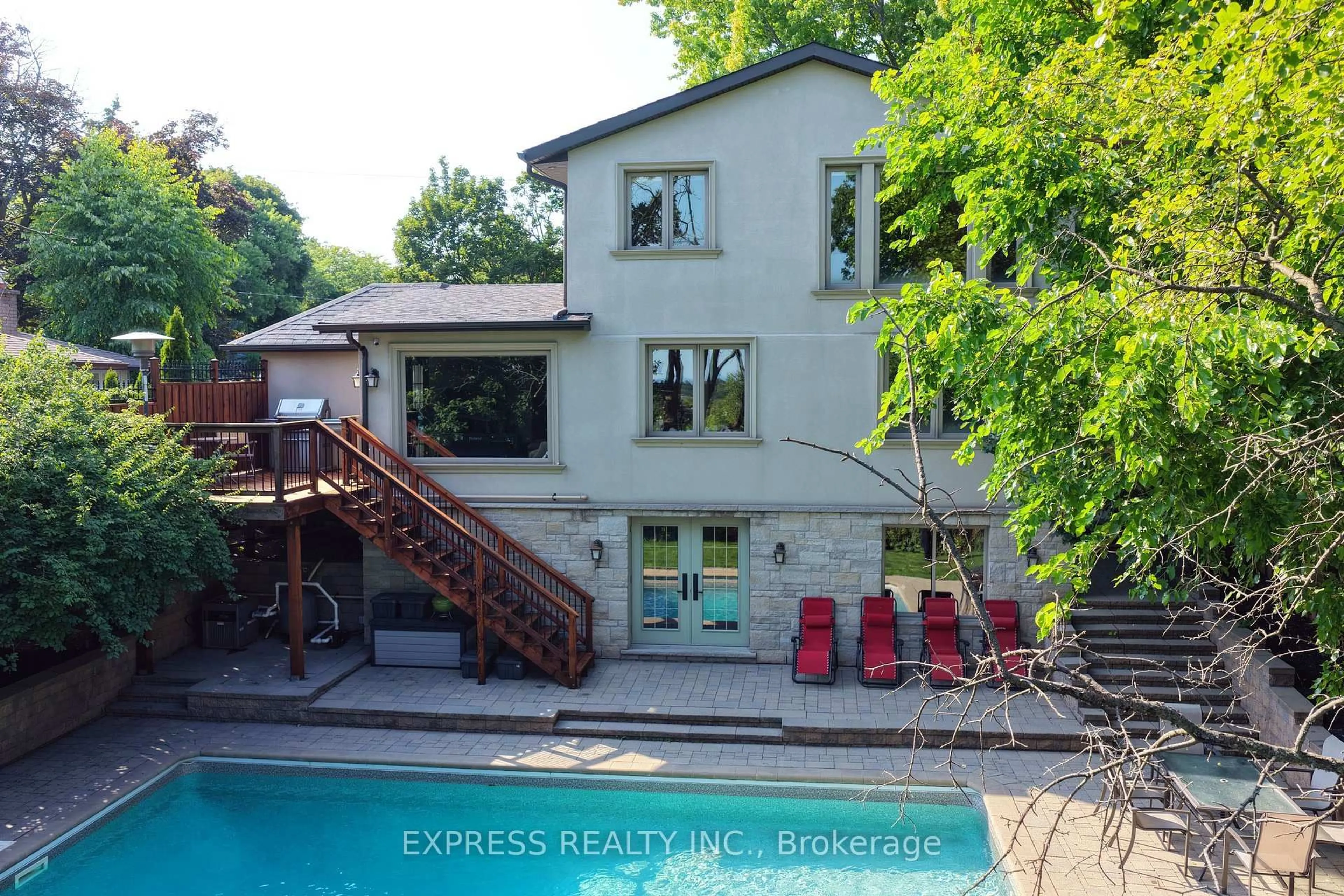 A pic from outside/outdoor area/front of a property/back of a property/a pic from drone, street for 506 Falgarwood Dr, Oakville Ontario L6H 1N3