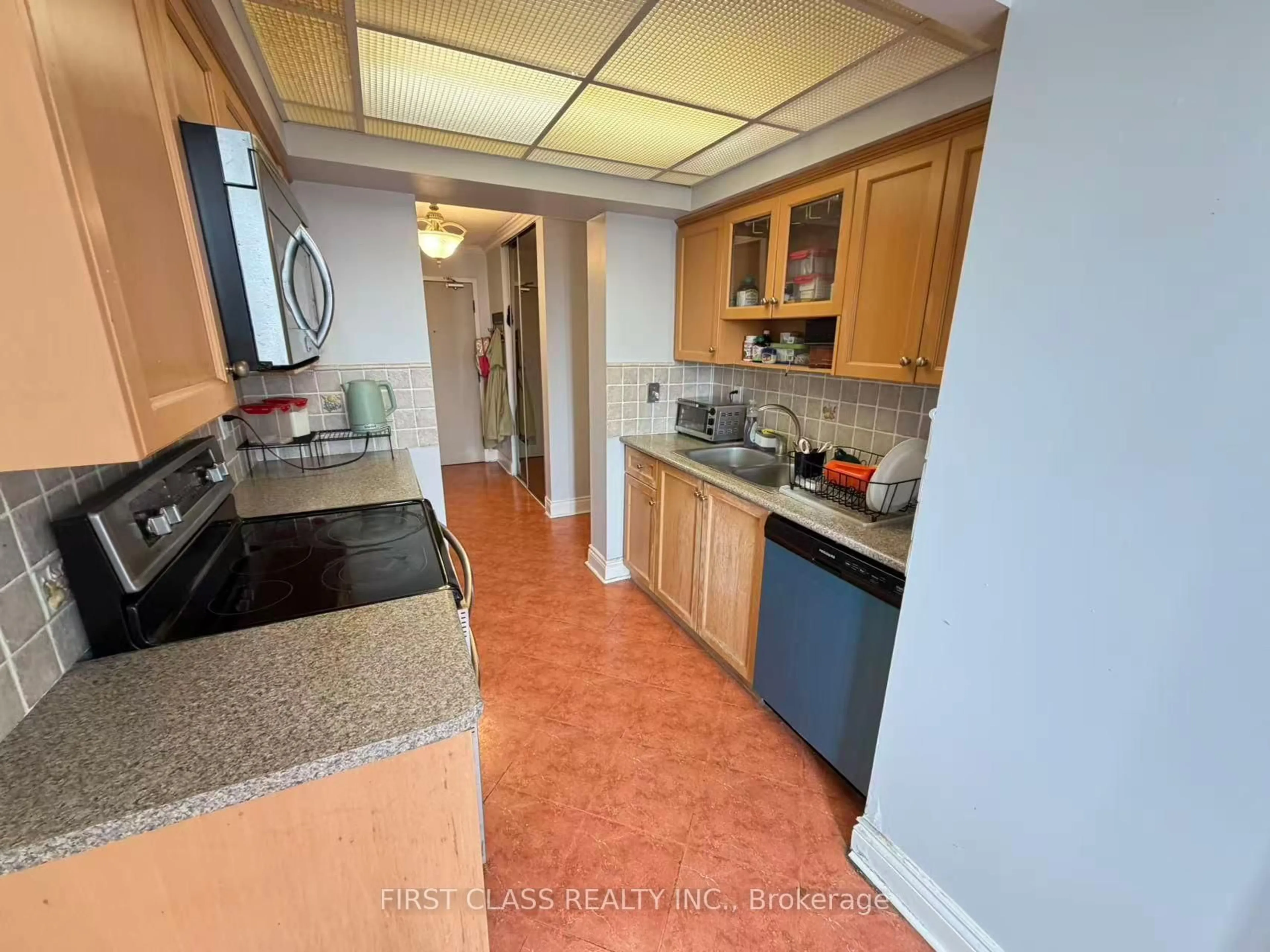 Standard kitchen, ceramic/tile floor for 700 Constellation Dr #1208, Mississauga Ontario L5R 3G8