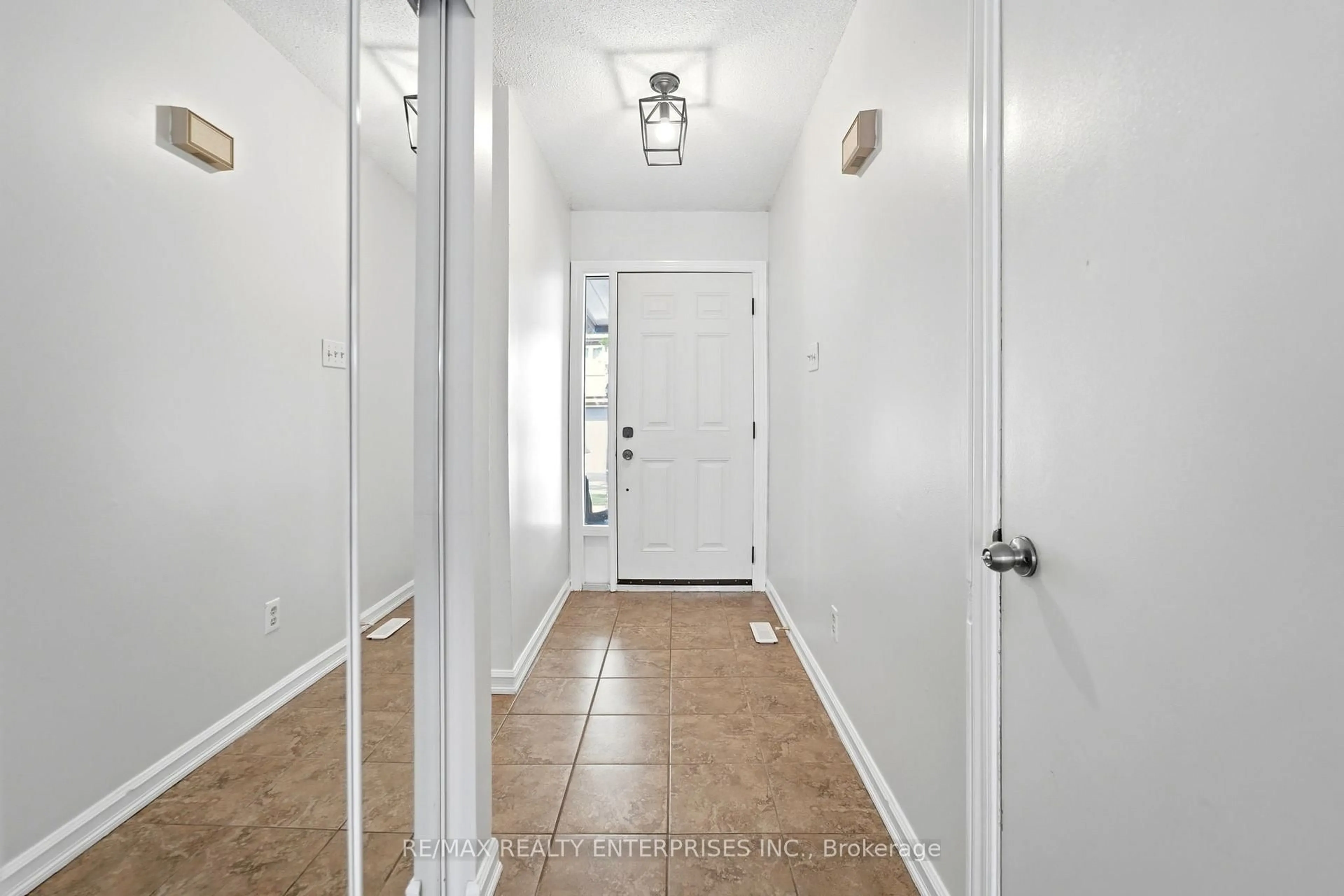 Indoor entryway for 2200 Glenwood School Dr #35, Burlington Ontario L7R 4H7