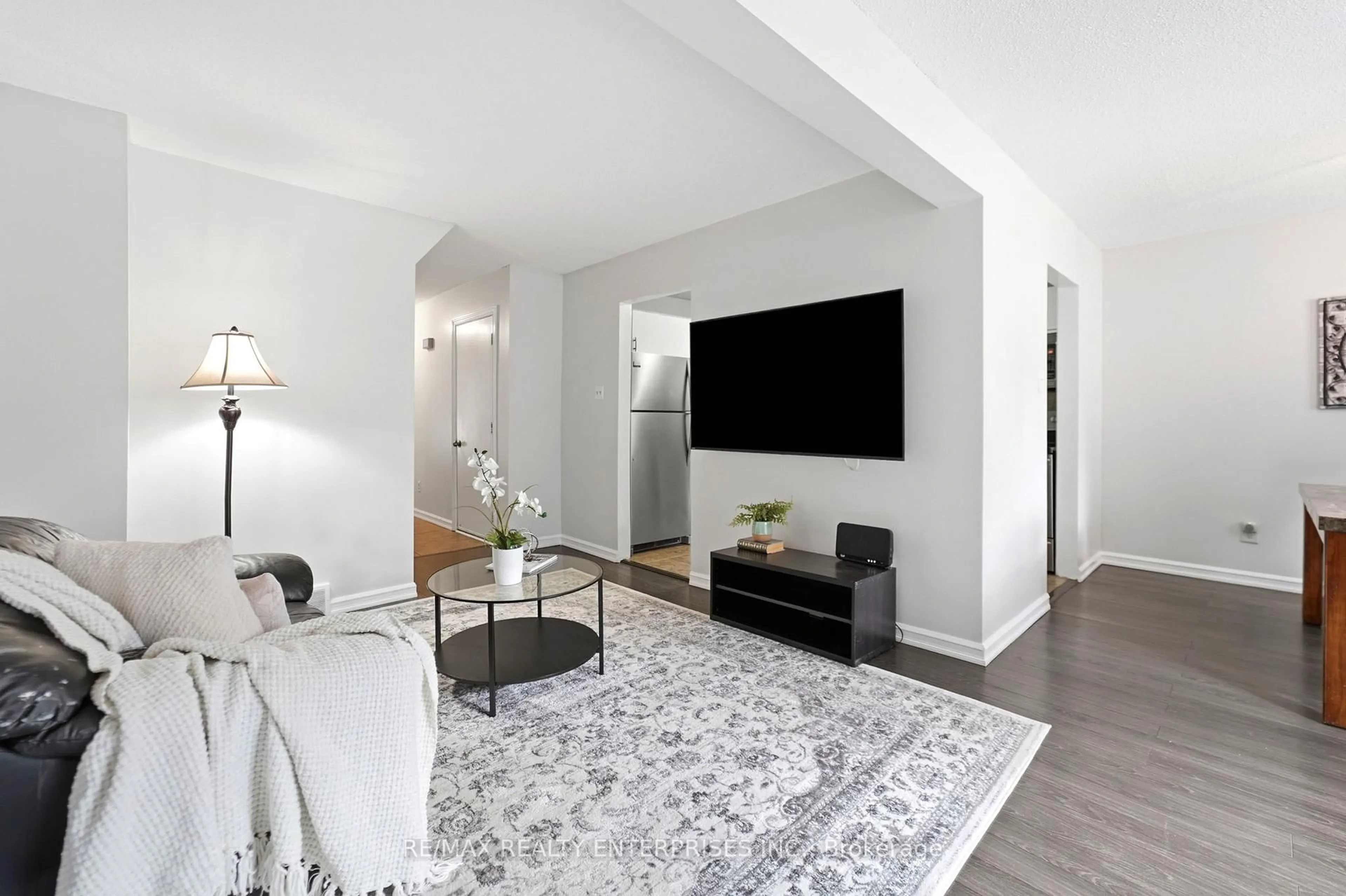 Living room with furniture, unknown for 2200 Glenwood School Dr #35, Burlington Ontario L7R 4H7
