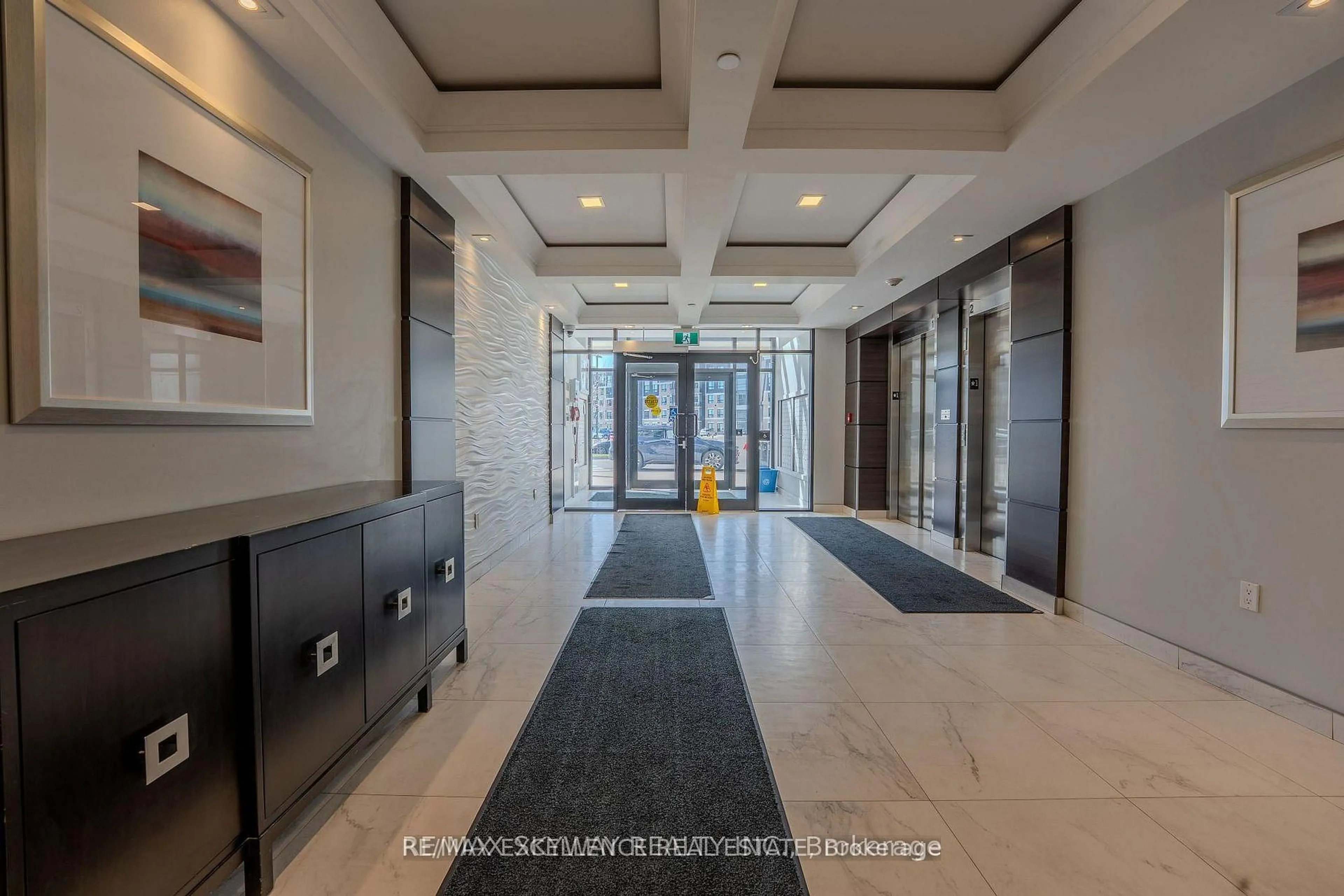 Indoor foyer for 640 Sauve St #420, Milton Ontario L9T 9A7