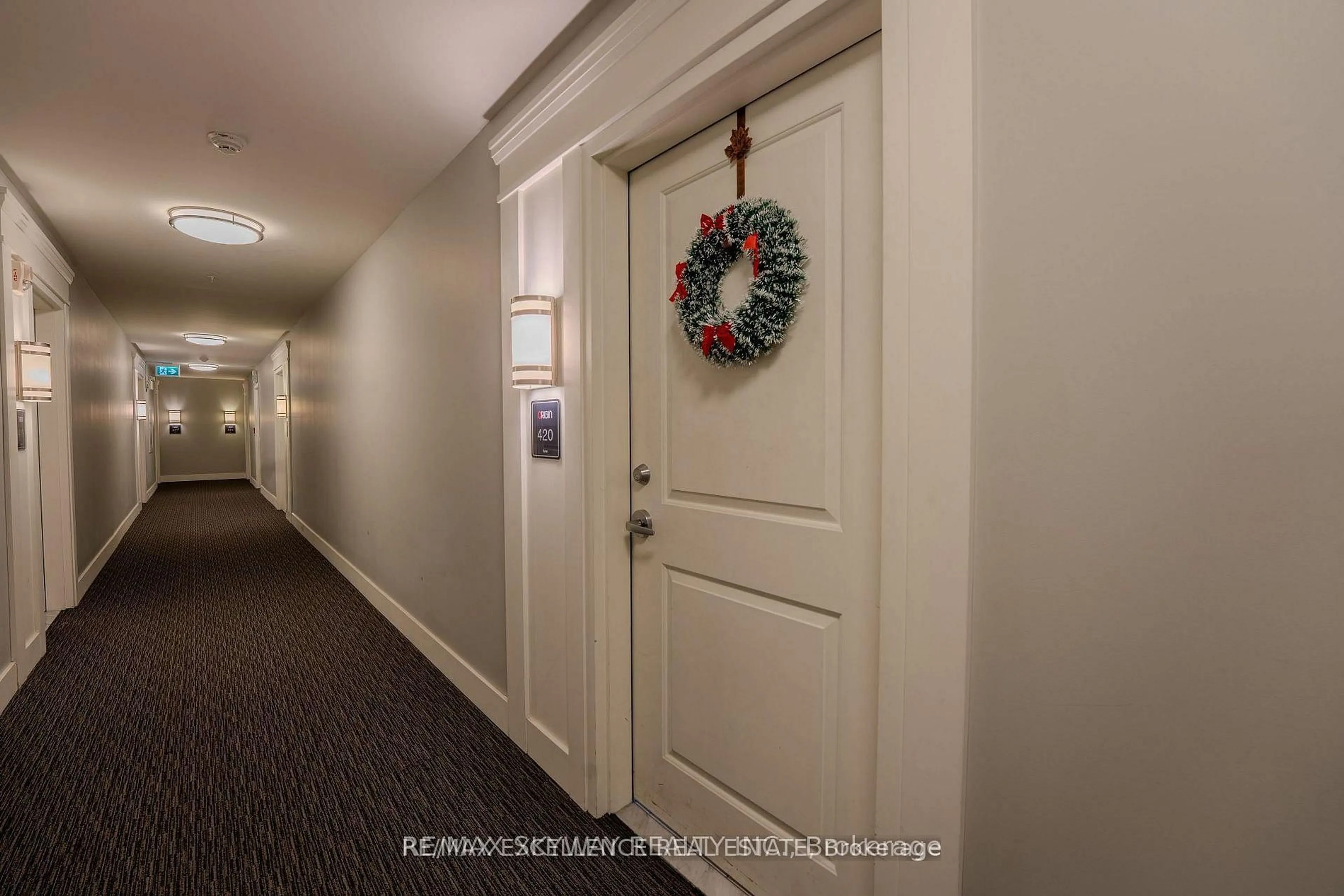 Indoor foyer for 640 Sauve St #420, Milton Ontario L9T 9A7