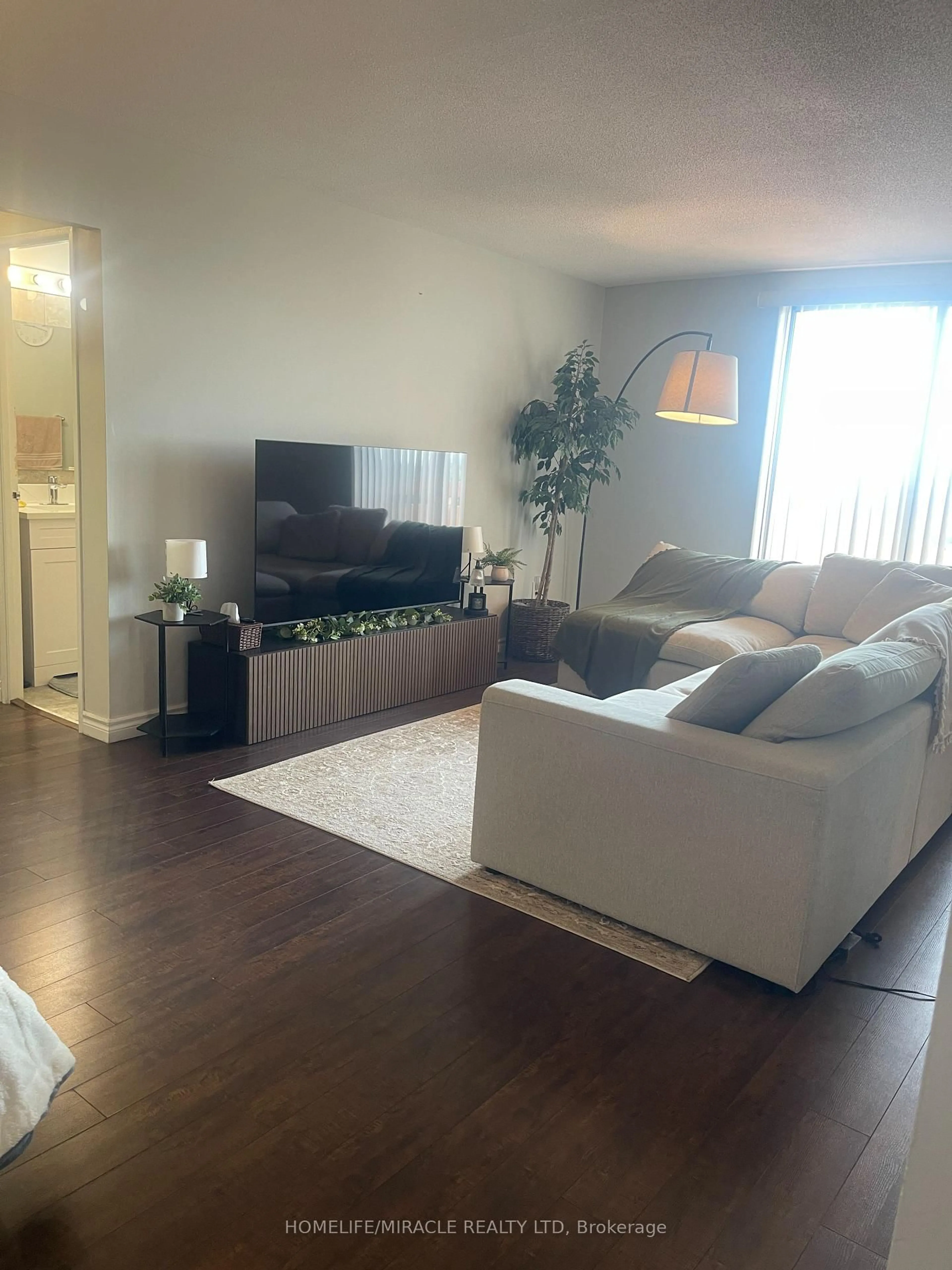 Living room with furniture, wood/laminate floor for 3555 DERRY Rd #810, Mississauga Ontario L4T 1B2