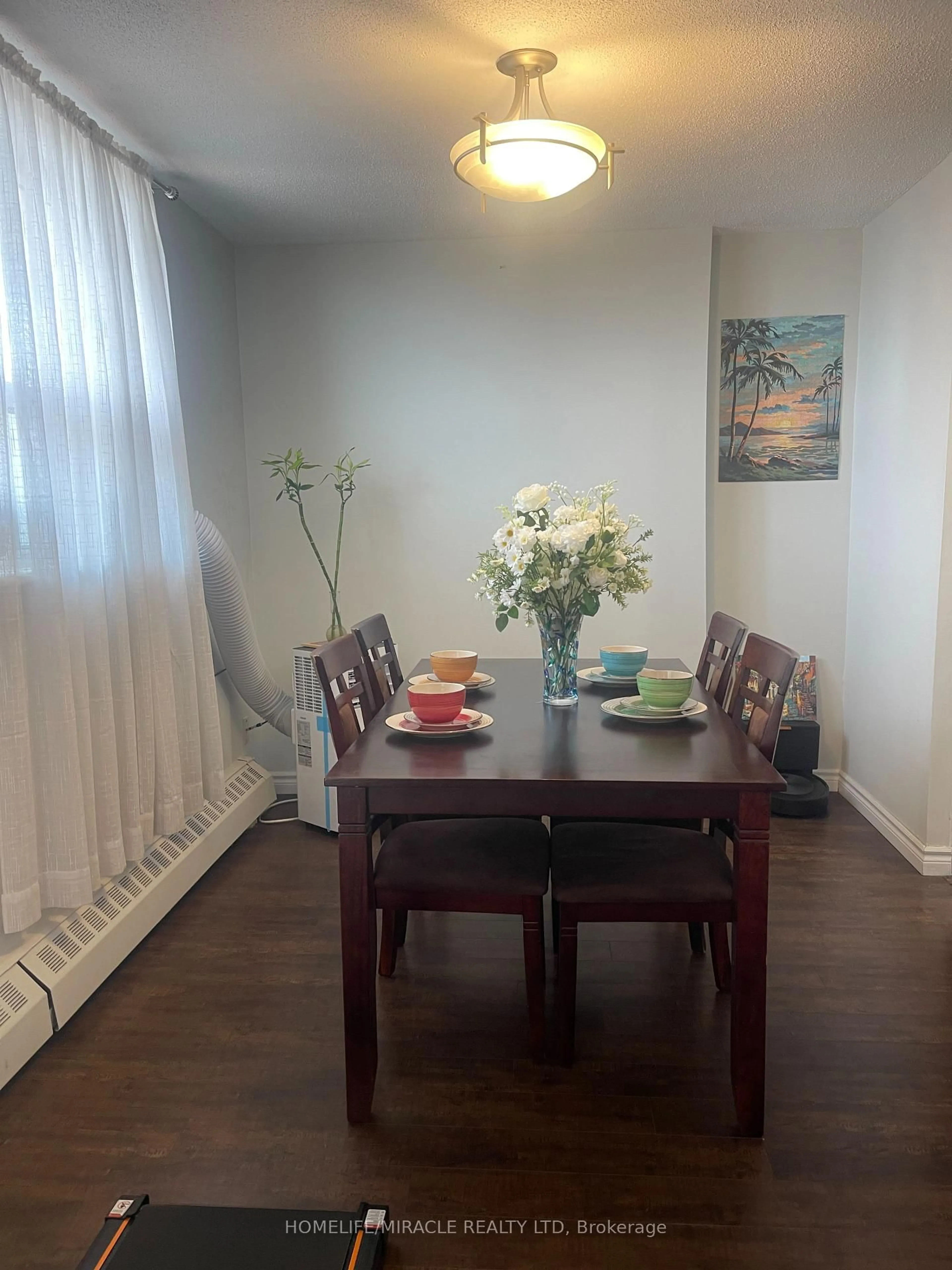 Dining room, wood/laminate floor for 3555 DERRY Rd #810, Mississauga Ontario L4T 1B2