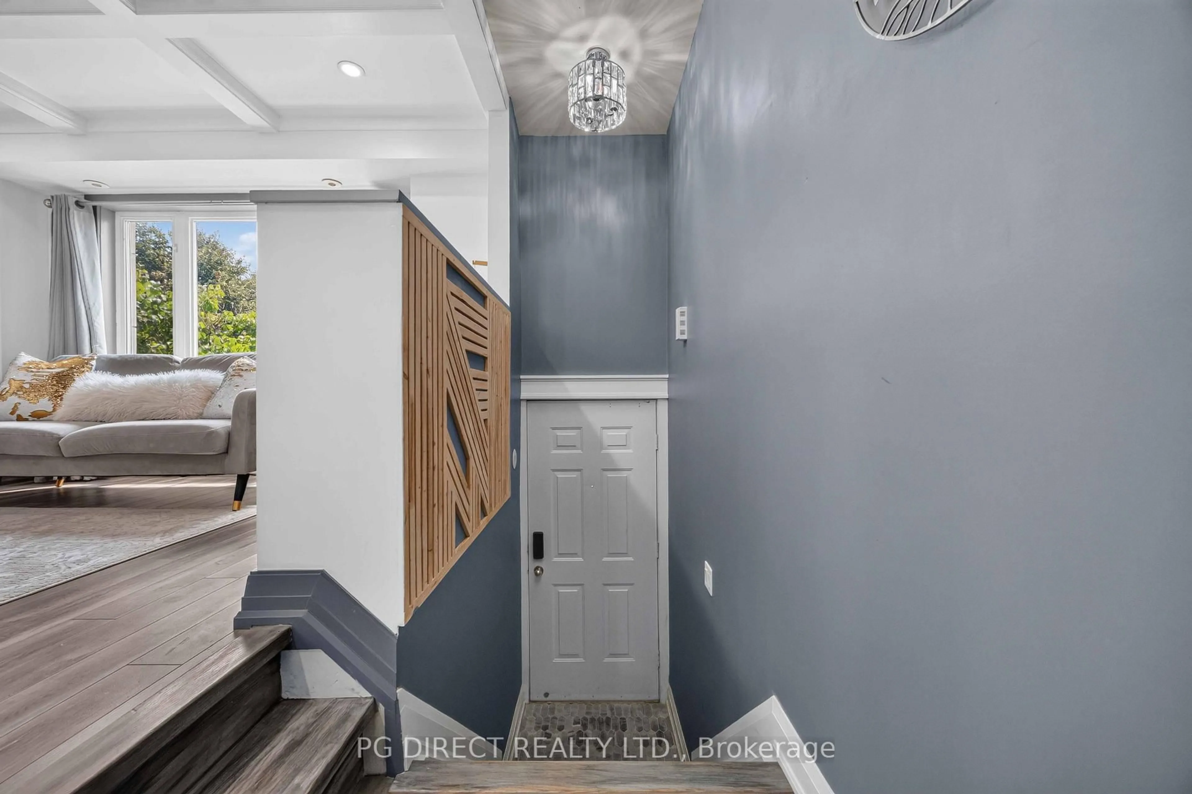 Indoor entryway for 4975 Southampton Dr #244, Mississauga Ontario L5M 8E1