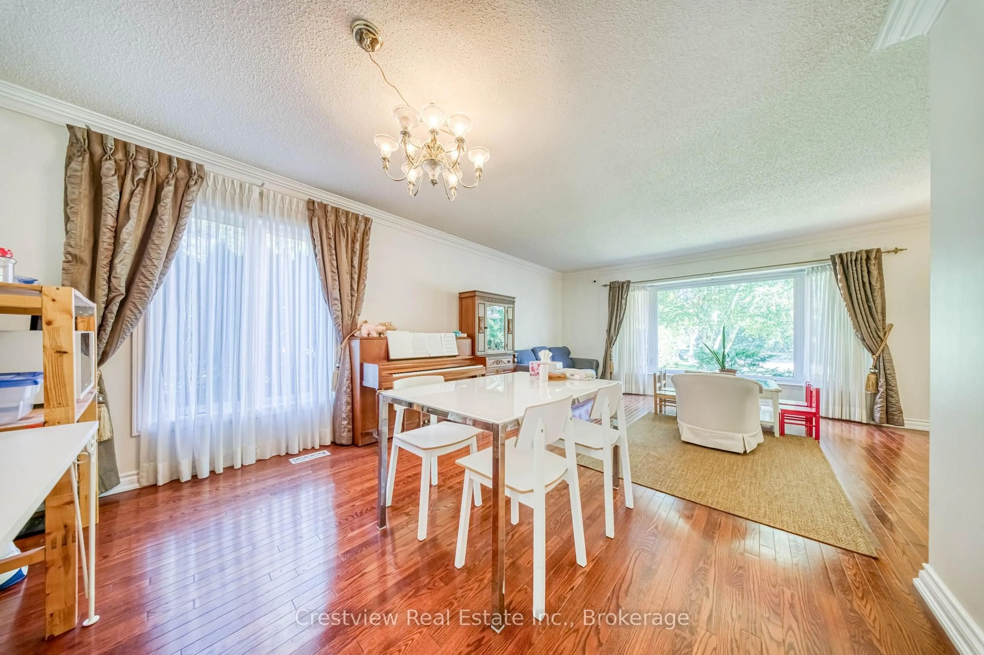 Dining room, wood/laminate floor for 2308 BOW VALLEY Crt, Oakville Ontario L6J 6H2