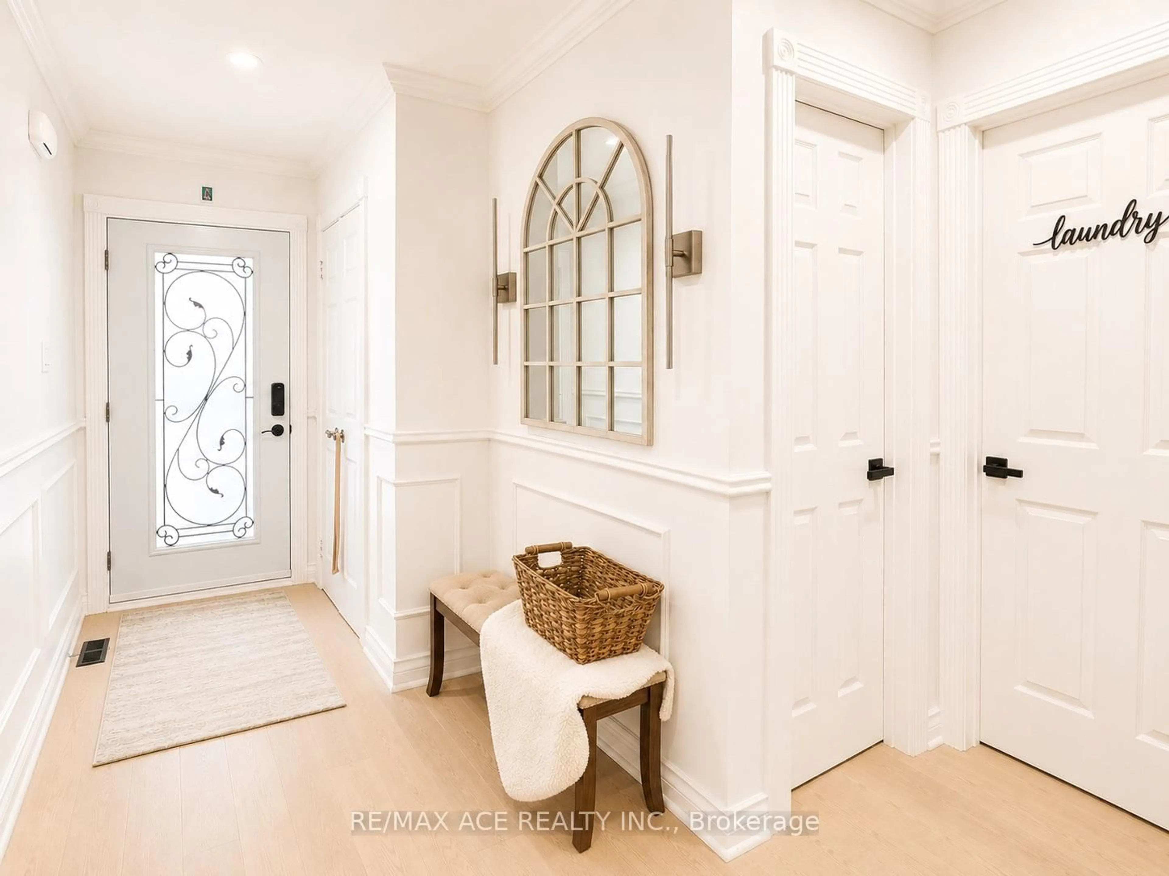 Indoor entryway for 250 Murray St, Brampton Ontario L6X 3R9