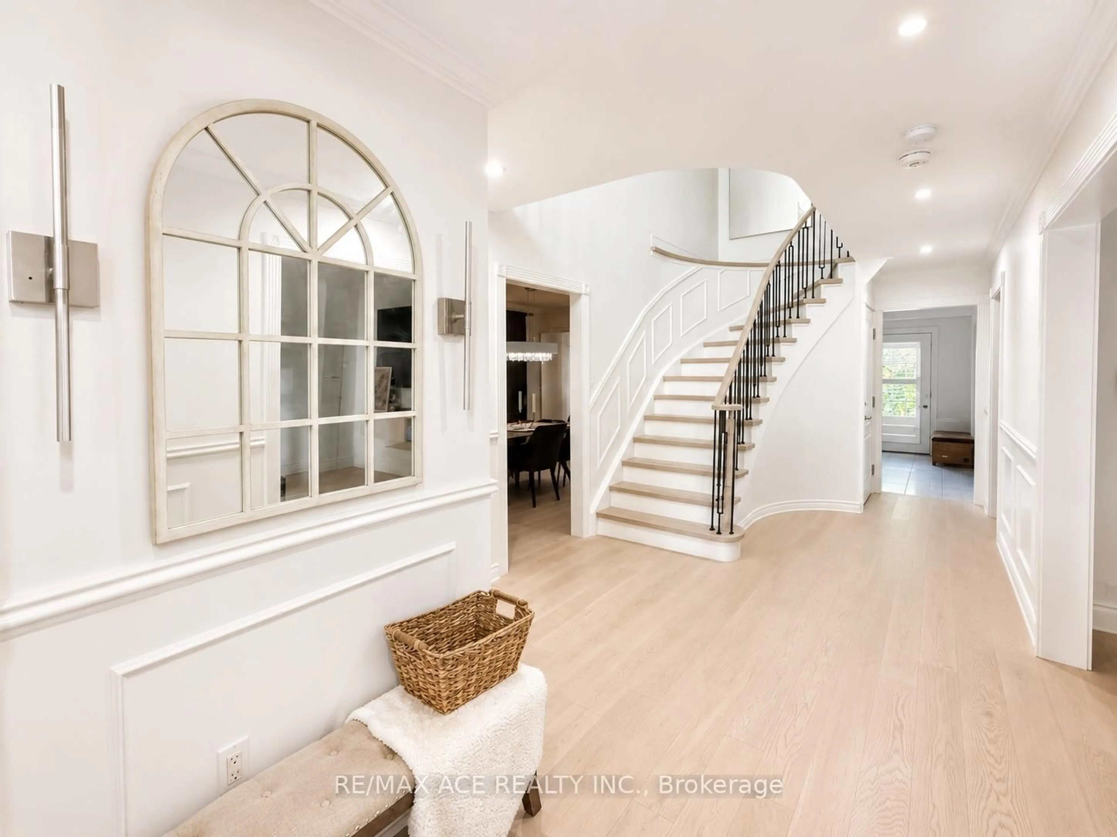 Indoor entryway for 250 Murray St, Brampton Ontario L6X 3R9