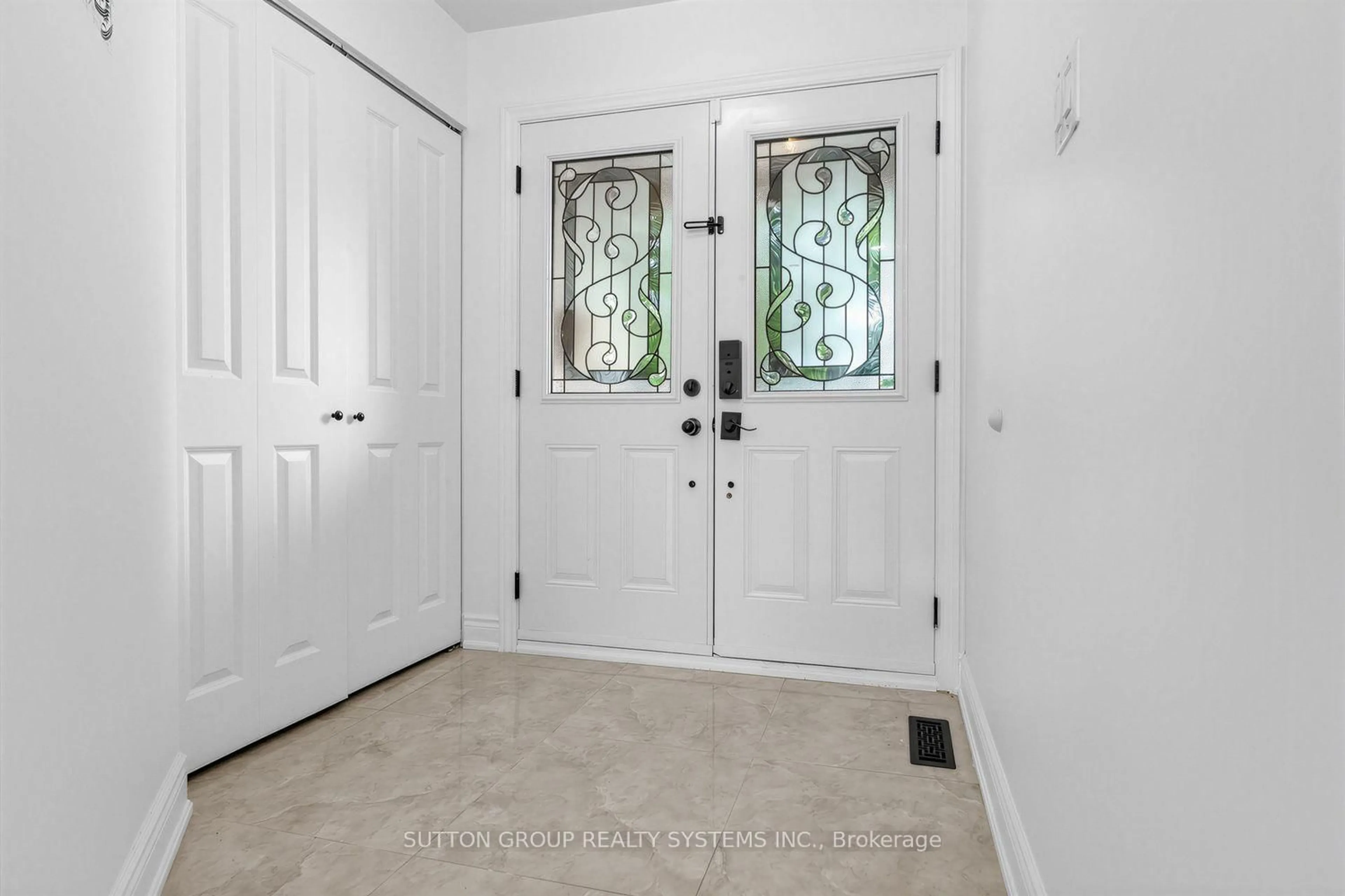 Indoor entryway for 51 Gilgorm Rd, Brampton Ontario L6X 4P5