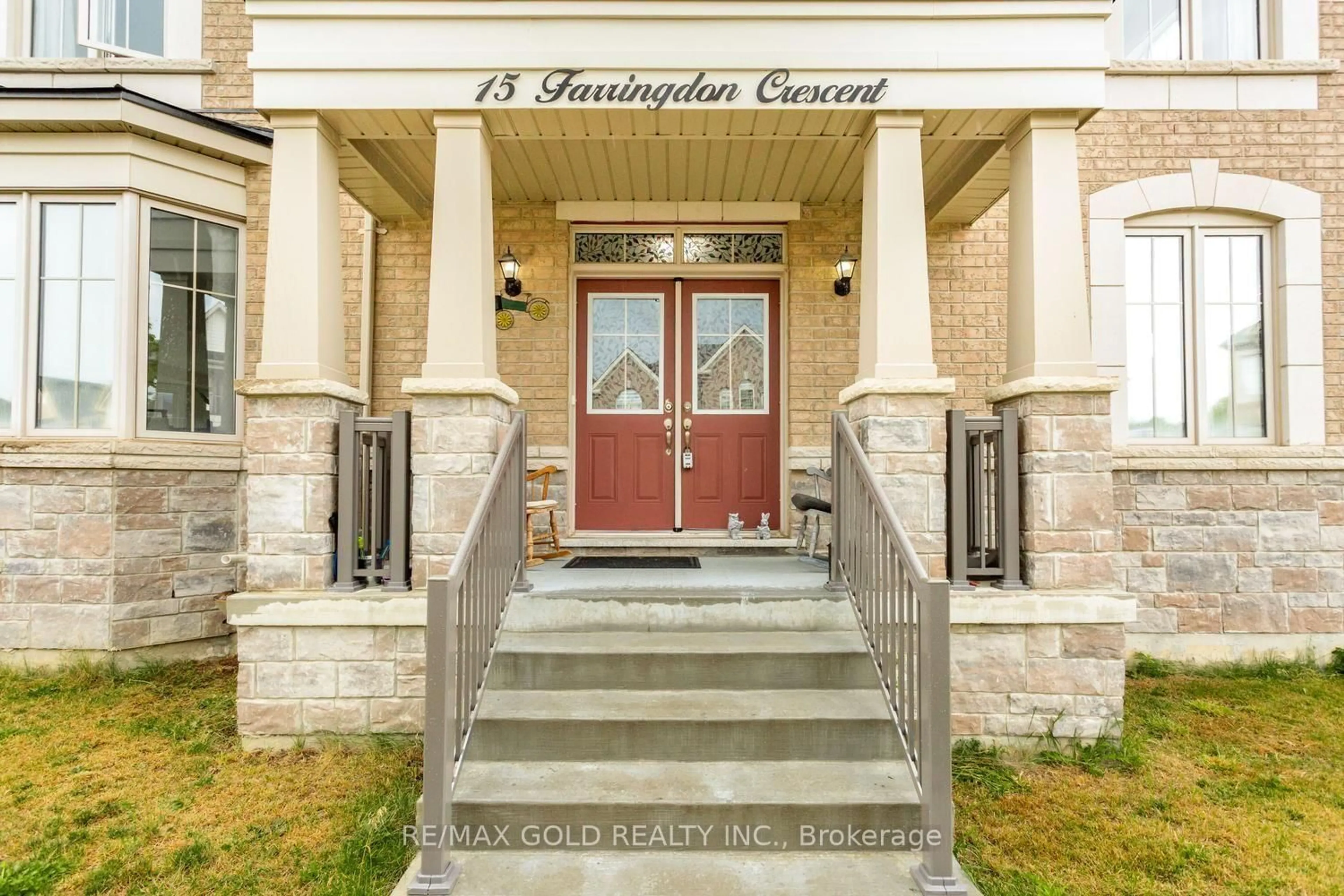 Indoor foyer for 15 Farringdon Cres, Brampton Ontario L7A 4Z5