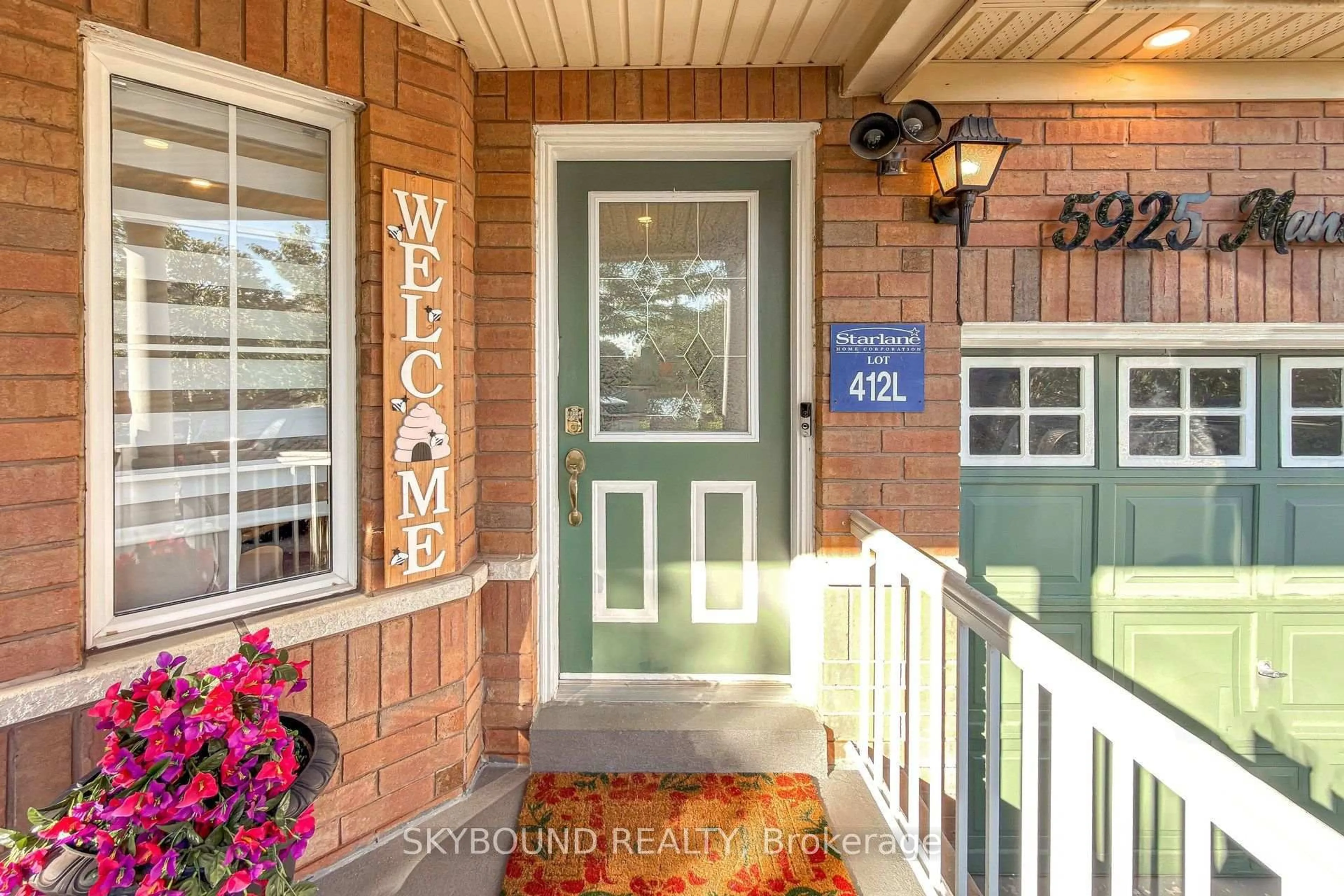 Indoor entryway for 5925 Manzanillo Cres, Mississauga Ontario L5M 6Y6
