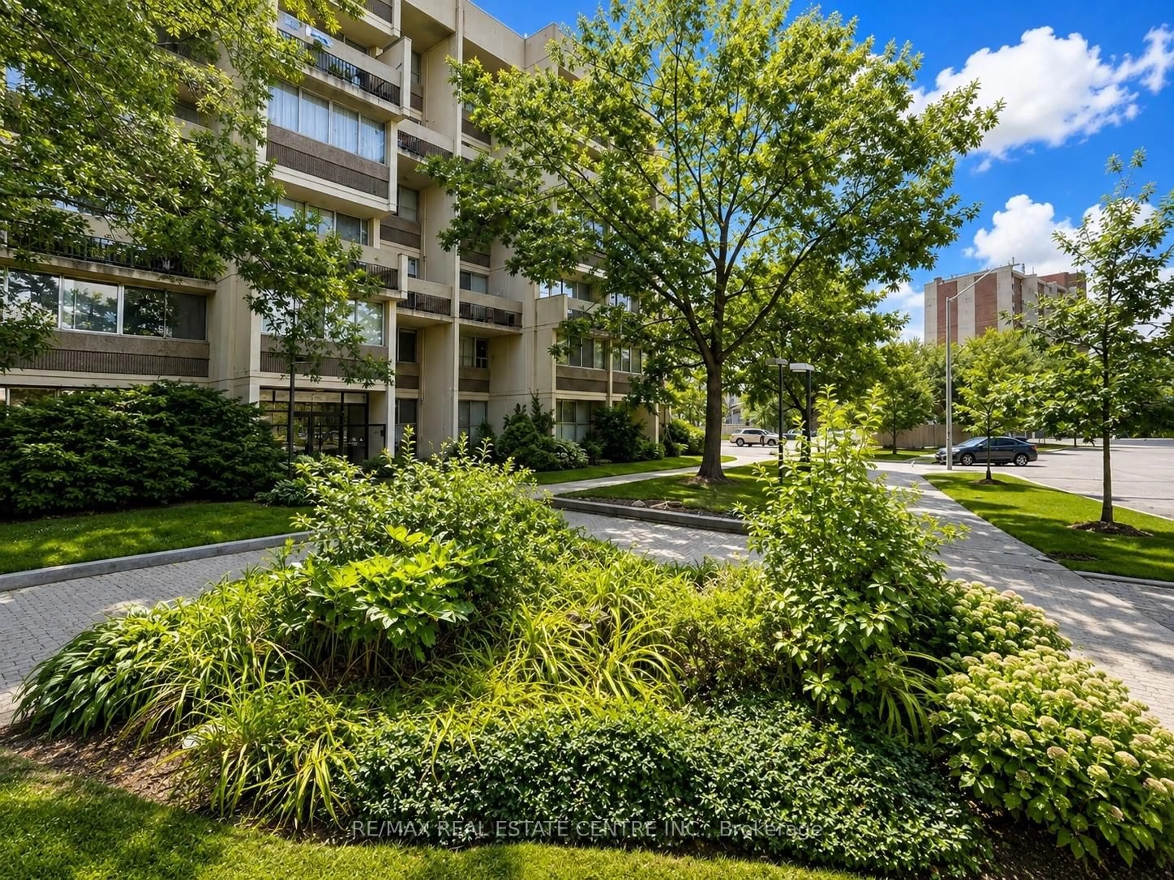 Patio, street for 1300 Marlborough Crt #516, Oakville Ontario L6H 2S2