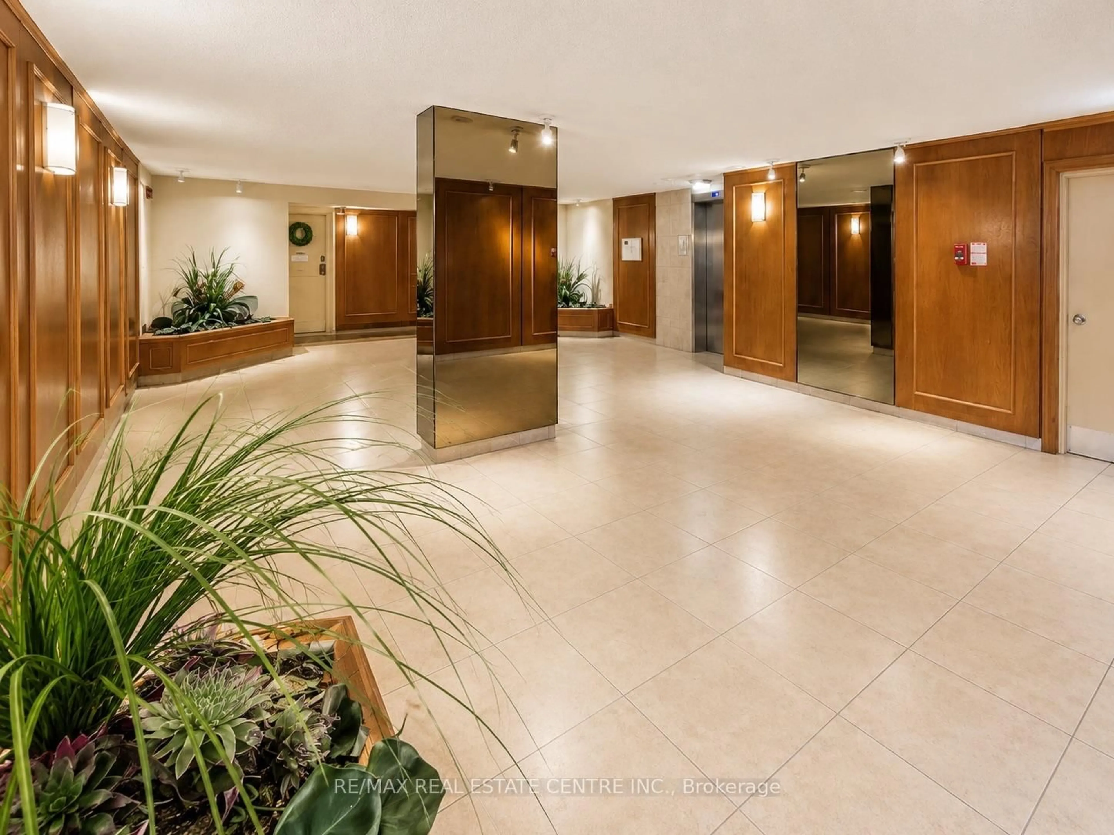 Indoor foyer for 1300 Marlborough Crt #516, Oakville Ontario L6H 2S2