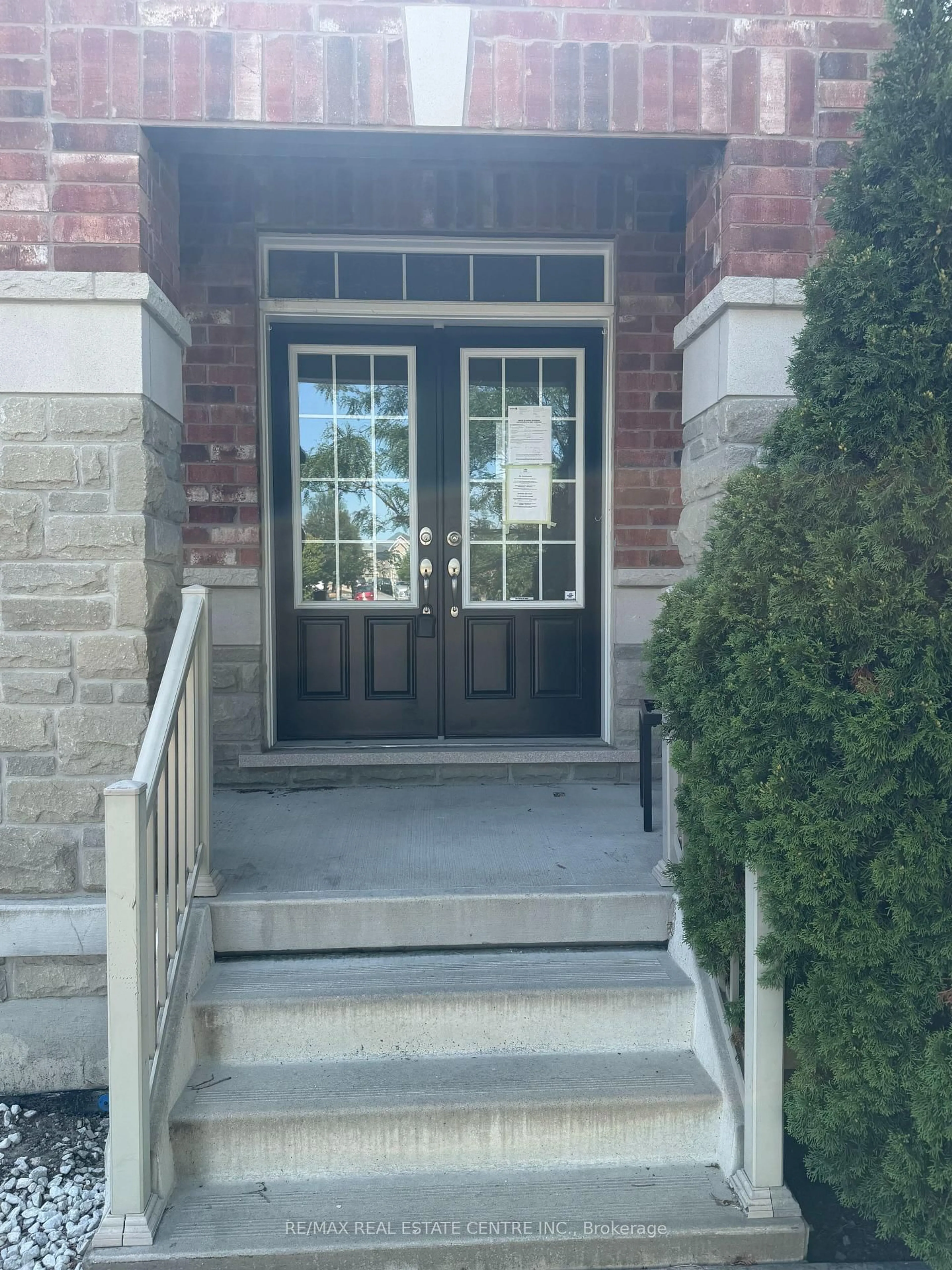 Indoor entryway for 13 Oswald Rd, Brampton Ontario L6P 0V9