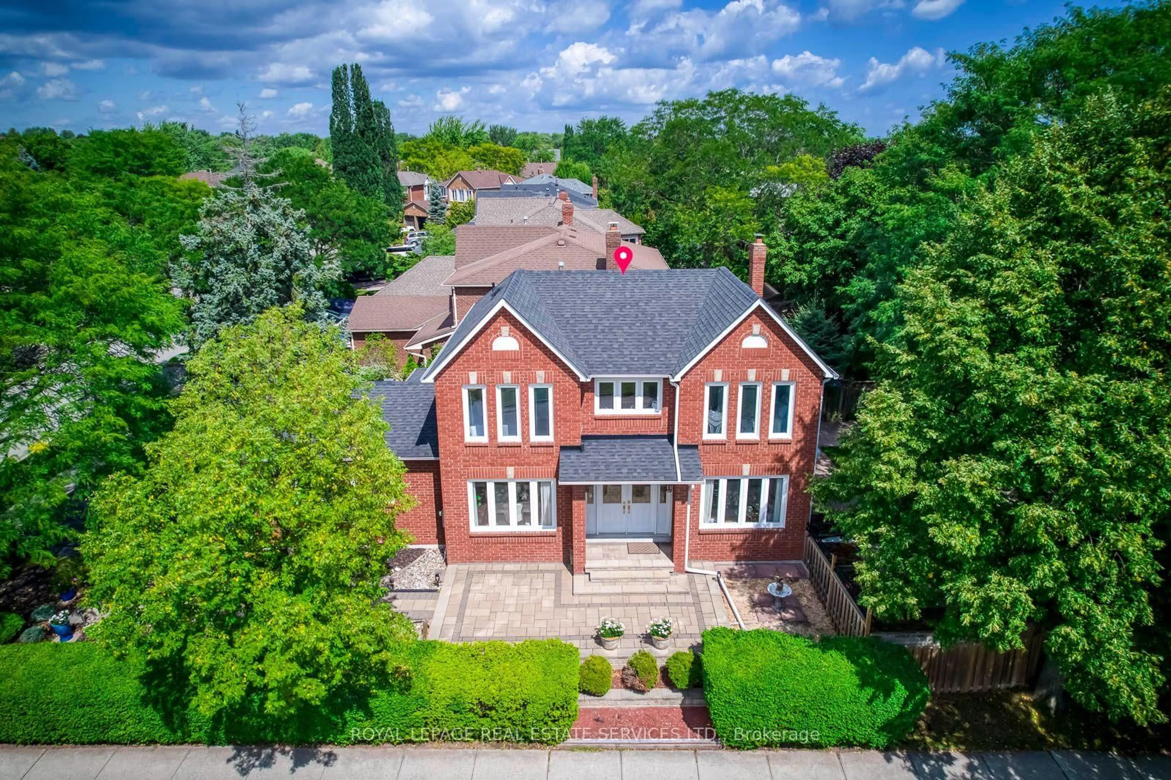A pic from outside/outdoor area/front of a property/back of a property/a pic from drone, building for 2101 Galena Cres, Oakville Ontario L6H 4A2