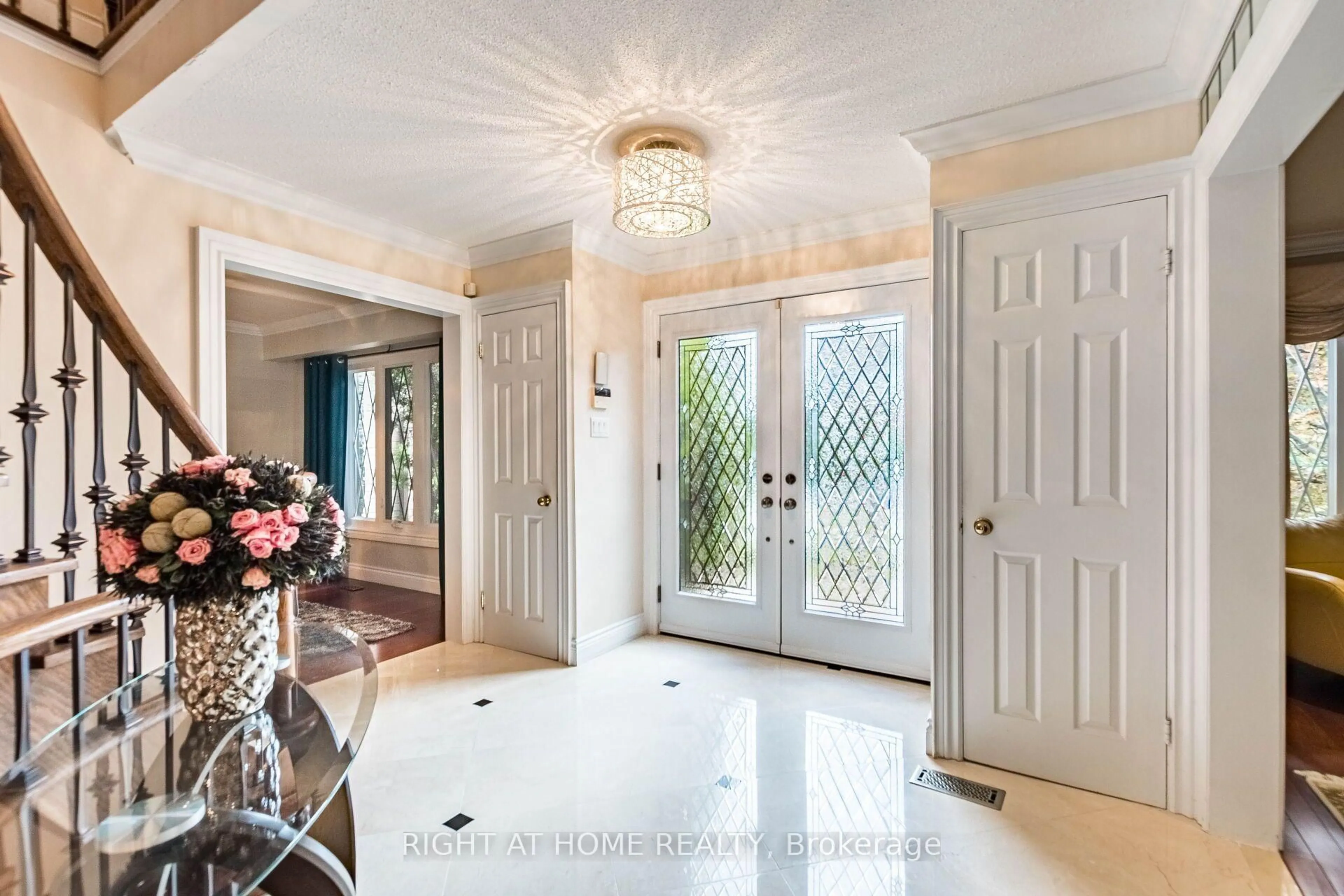 Indoor entryway for 2029 Saint Andrew's Pl, Mississauga Ontario L5H 4E5