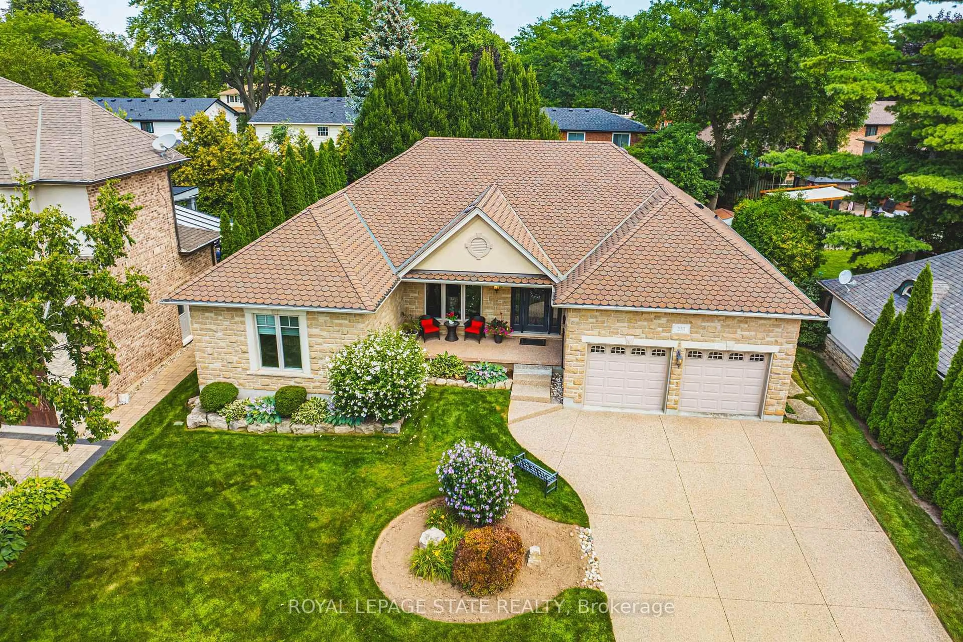 A pic from outside/outdoor area/front of a property/back of a property/a pic from drone, street for 231 Pine Cove Rd, Burlington Ontario L7N 1W1