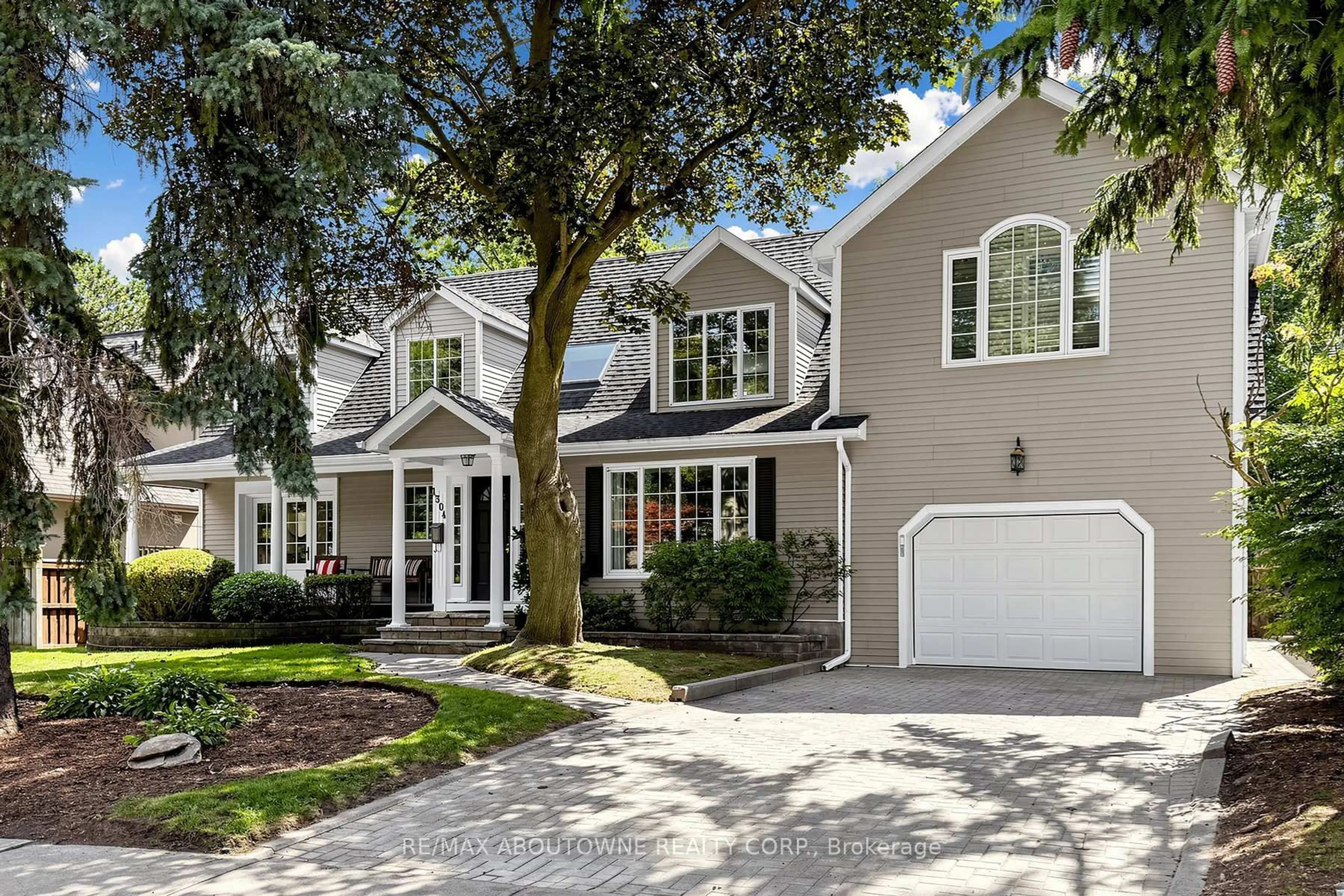 Home with vinyl exterior material, street for 1304 Devon Rd, Oakville Ontario L6J 2L8