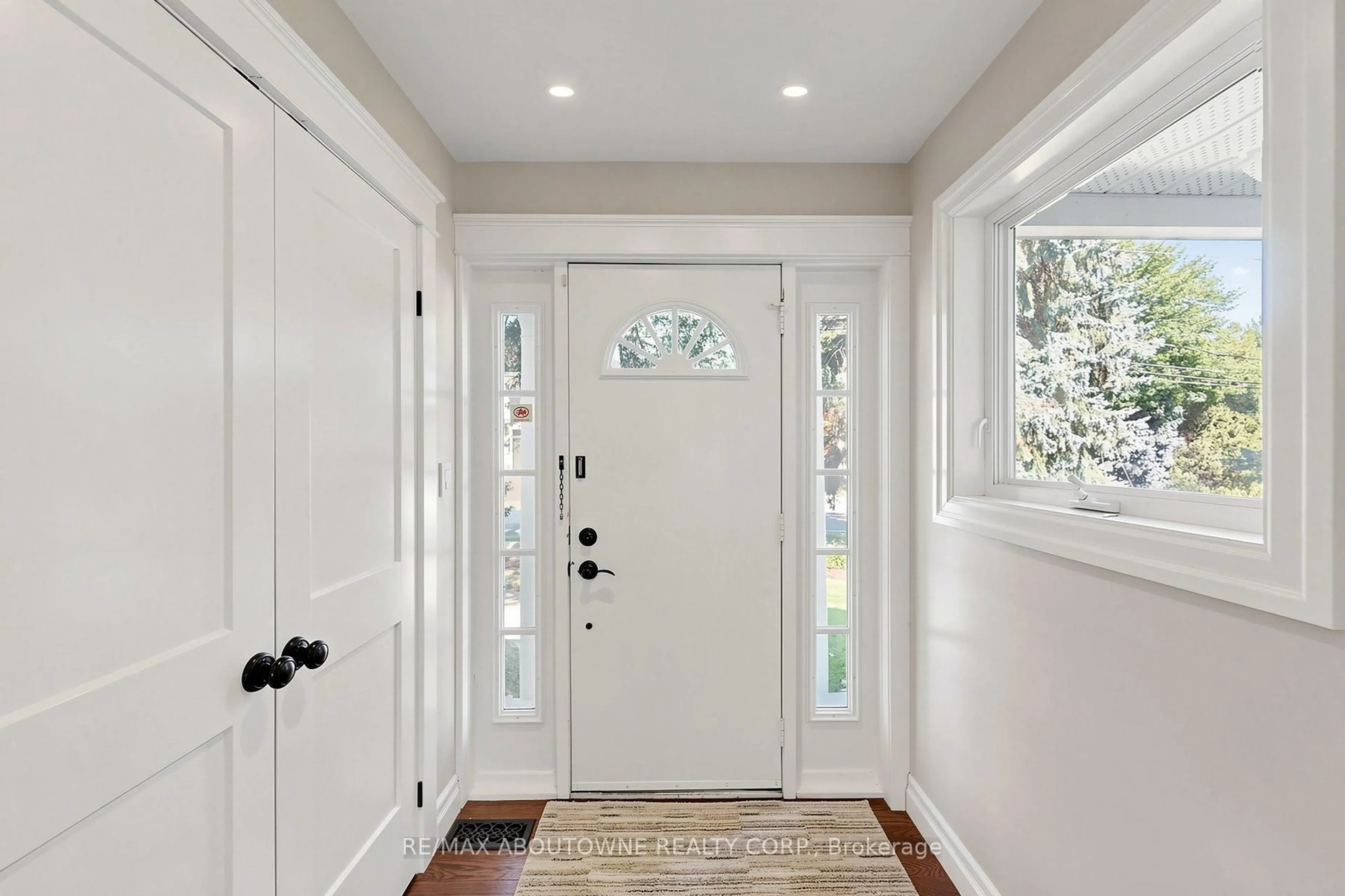 Indoor entryway for 1304 Devon Rd, Oakville Ontario L6J 2L8