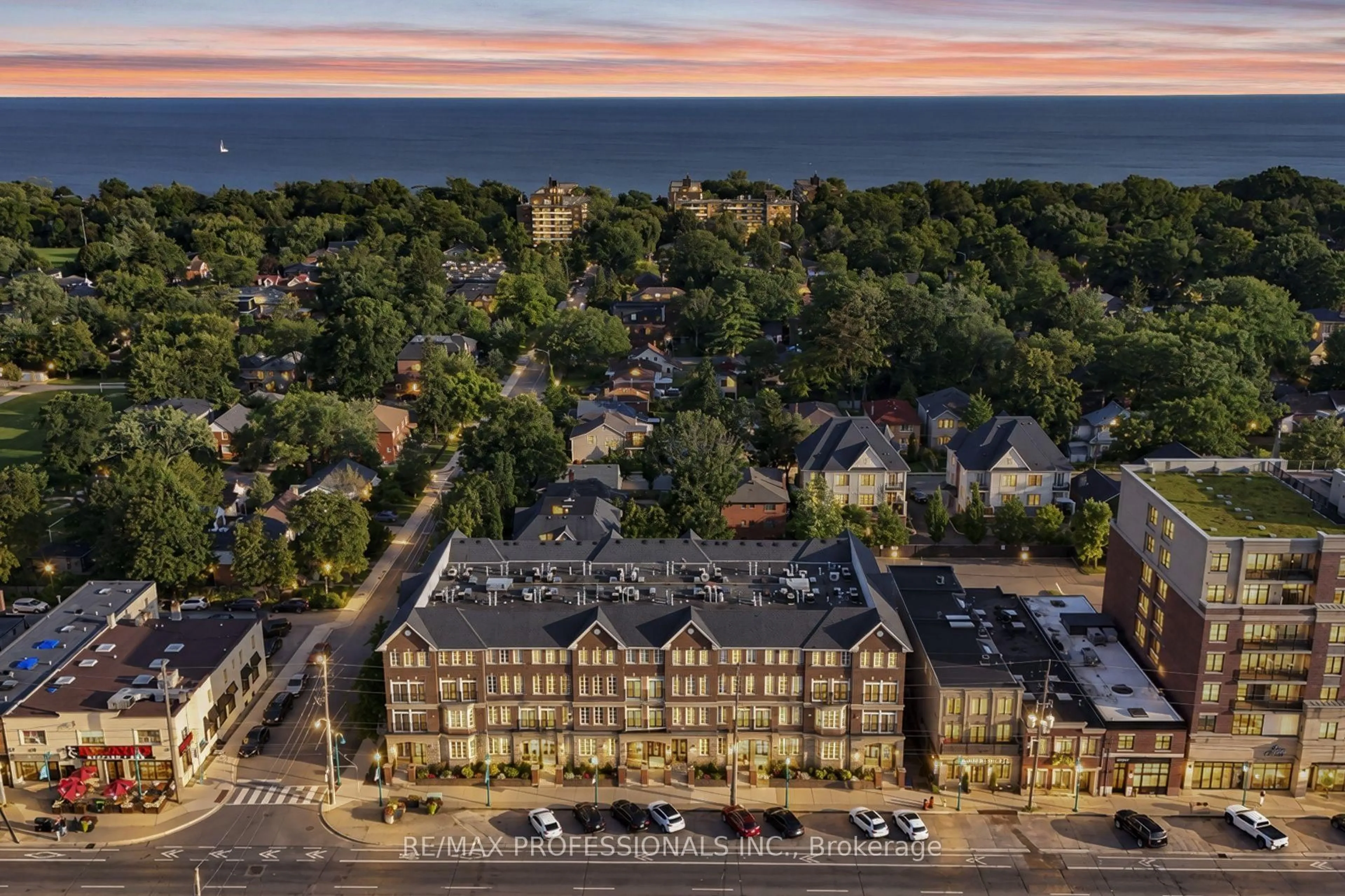A pic from outside/outdoor area/front of a property/back of a property/a pic from drone, building for 3531 Lake Shore Blvd #211, Toronto Ontario M8W 1P4